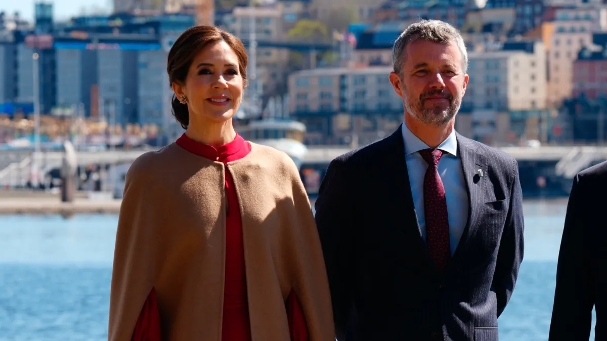 Se billedet: Kong Frederik og dronning Mary skrev i gæstebogen på ...