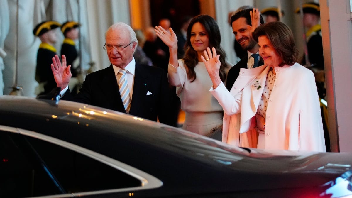 Den svenske kongefamilie vinker farvel til kong Frederik og dronning Mary