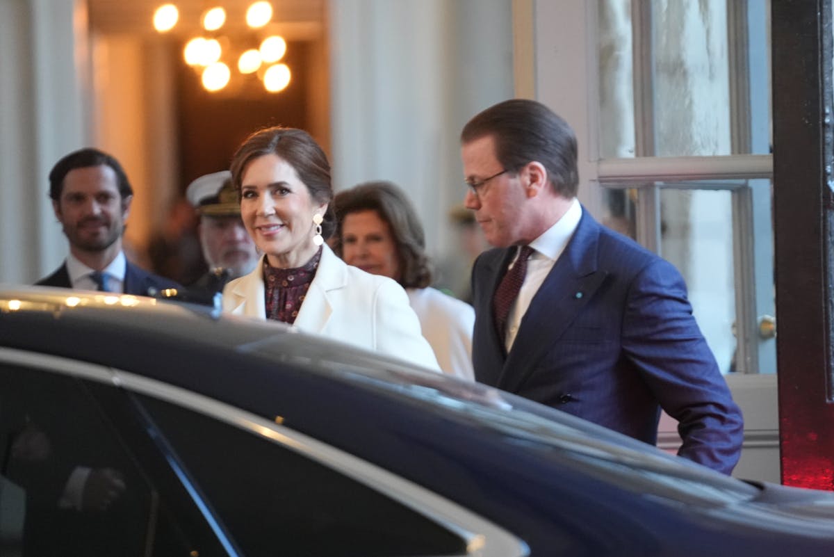 Kong Frederik og dronning Mary siger farvel til den svenske kongefamilie efter statsbesøget.&nbsp;