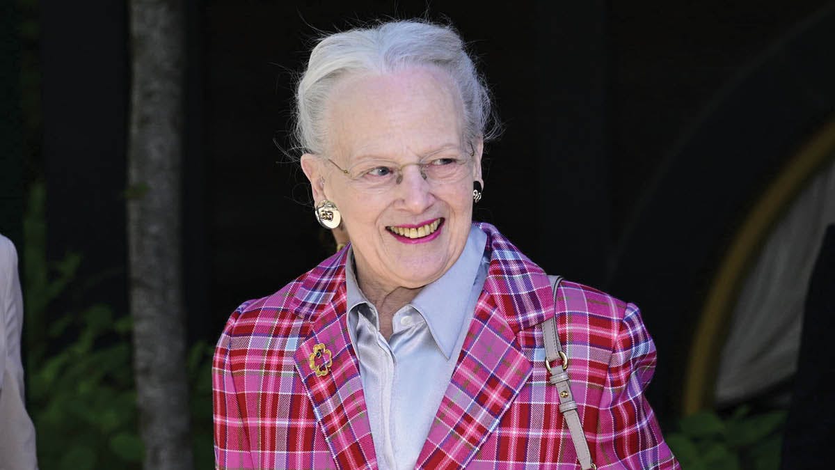 Dronning Margrethe til afsløring af det nye påfugle-fortæppe til Pantomimeteatret i Tivoli, hun selv har designet.