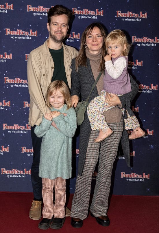 Neel Rønholt og Jens Sætter-Lassenm med døtrene Ellen og Franka.