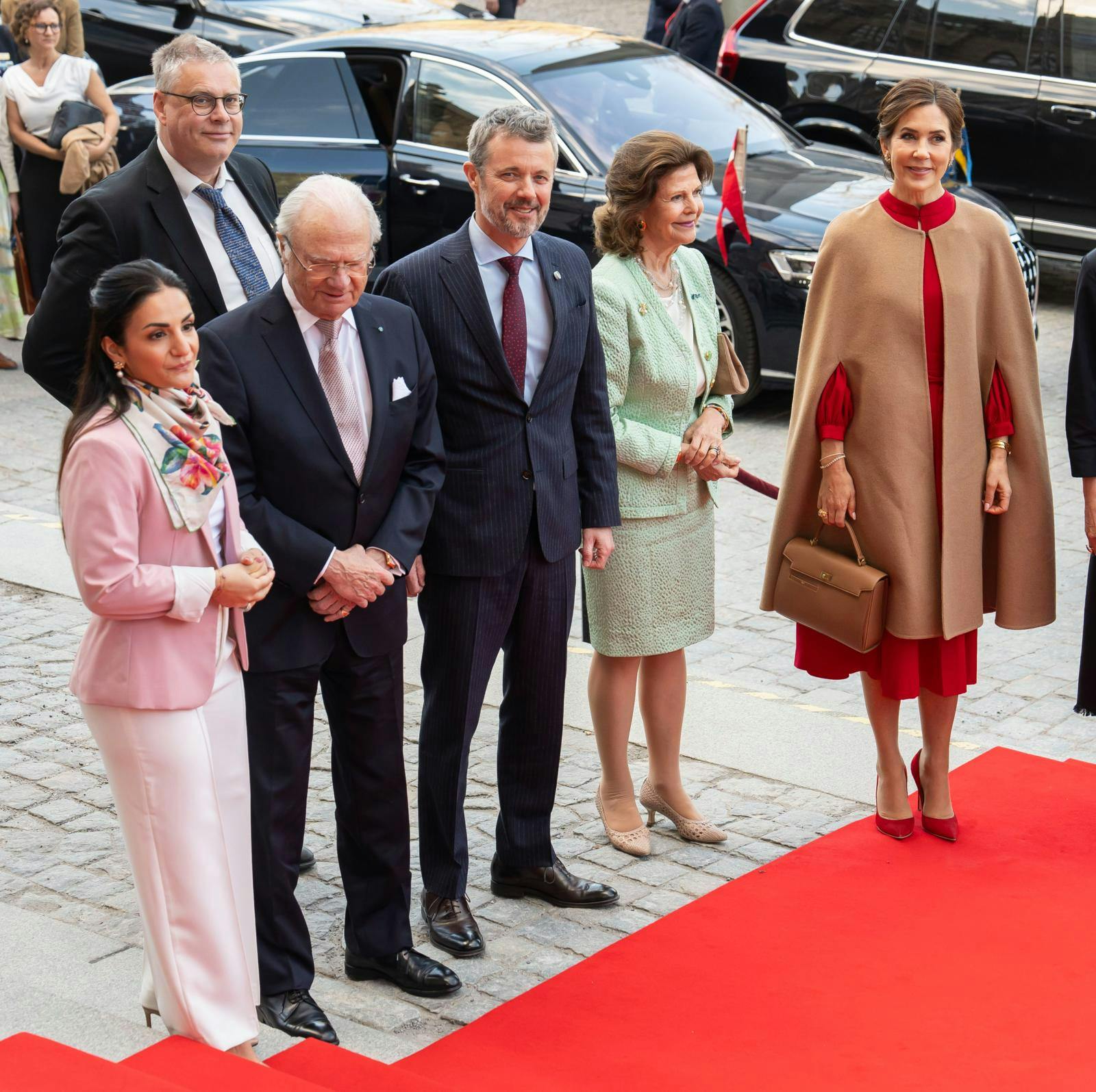 Dronning Mary med den rummelige taske