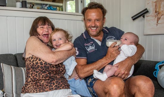 Farmor Mona, far Dennis med børnene Noah og Lucas.