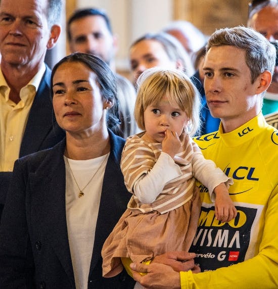 Jonas Vingegaard med hustruen Trine og datteren Frida.