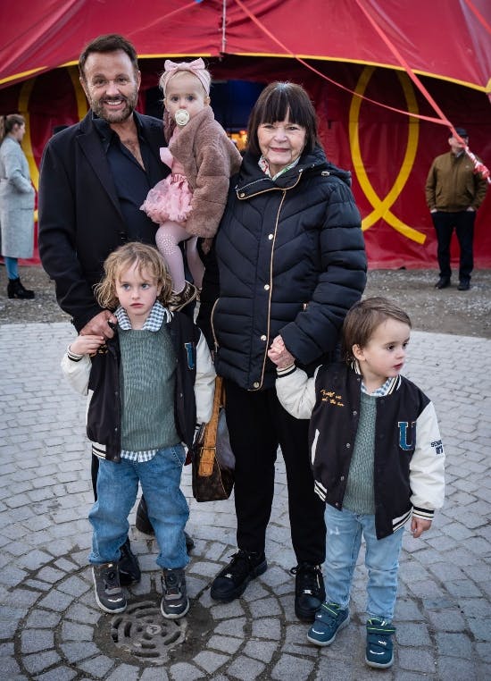 Dennis Knudsen i Cirkus med sin mor Mona og sine tre børn, Lucas, Noah og Aura. 