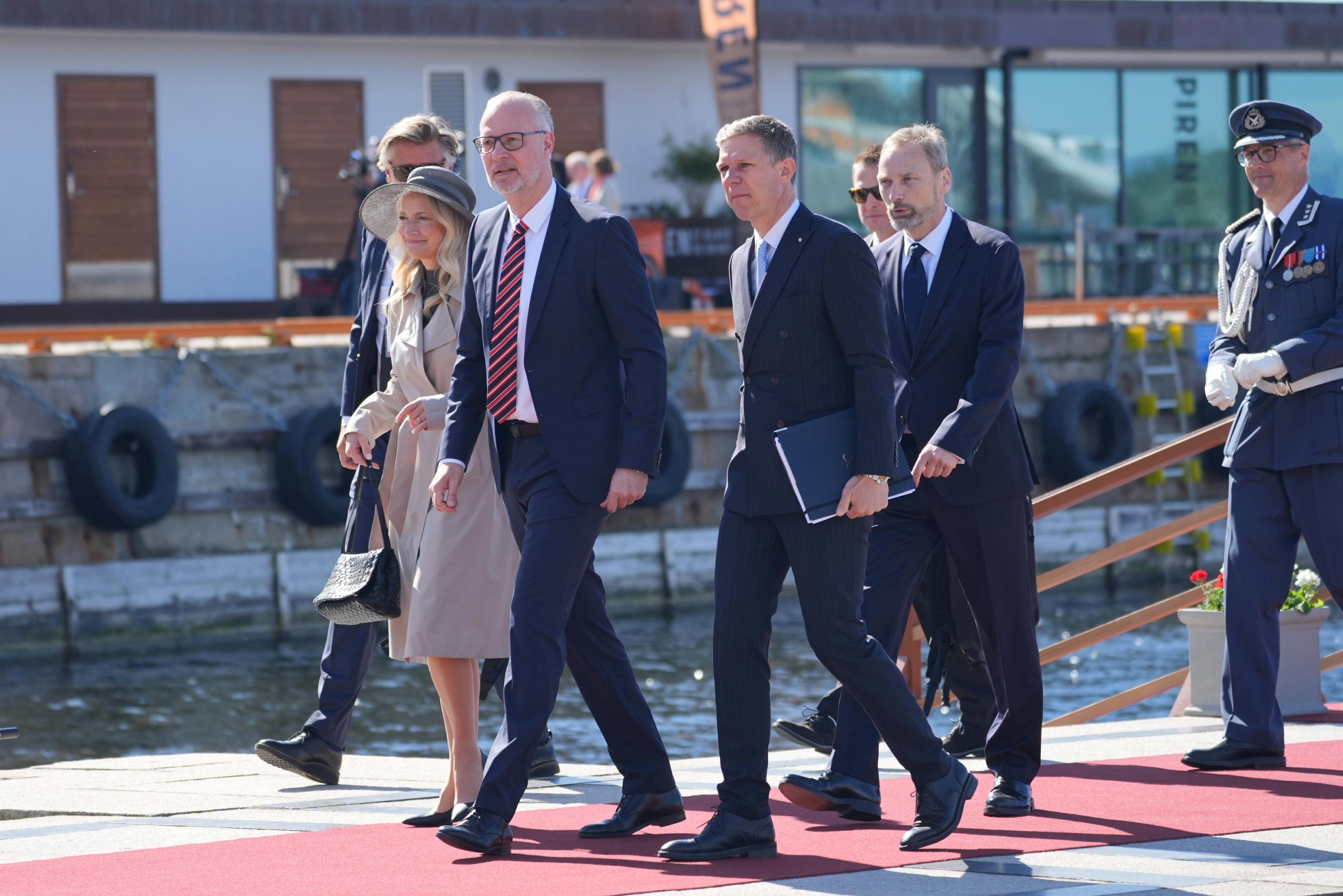 Her ses kongeparrets medarbejdere. Hofmarskal Christian Schønau (med sorte briller), ceremonimester Anders Friis samt dronningens privatsekretær Henriette Ellermann-Kingombe og kongens privatsekretær Morten Roland.