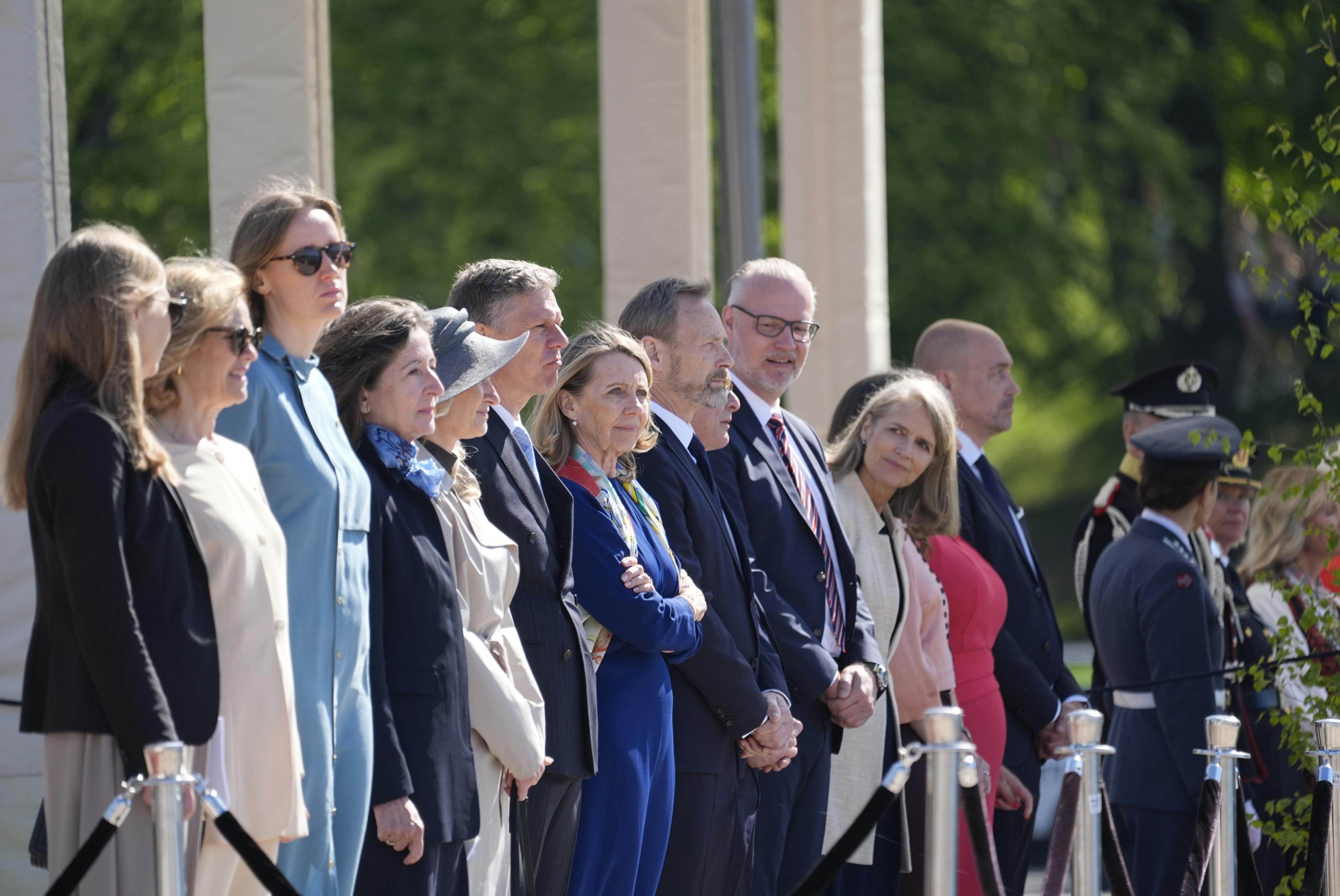 Kongeparrets medarbejdere. Hofmarskal Christian Schønau (med sorte briller), hoffets kommunikationschef Lene Balleby (blåt tøj), ceremonimester Anders Friis samt dronningens privatsekretær Henriette Ellermann-Kingombe (med mørk hat) og kongens privatsekretær Morten Roland.