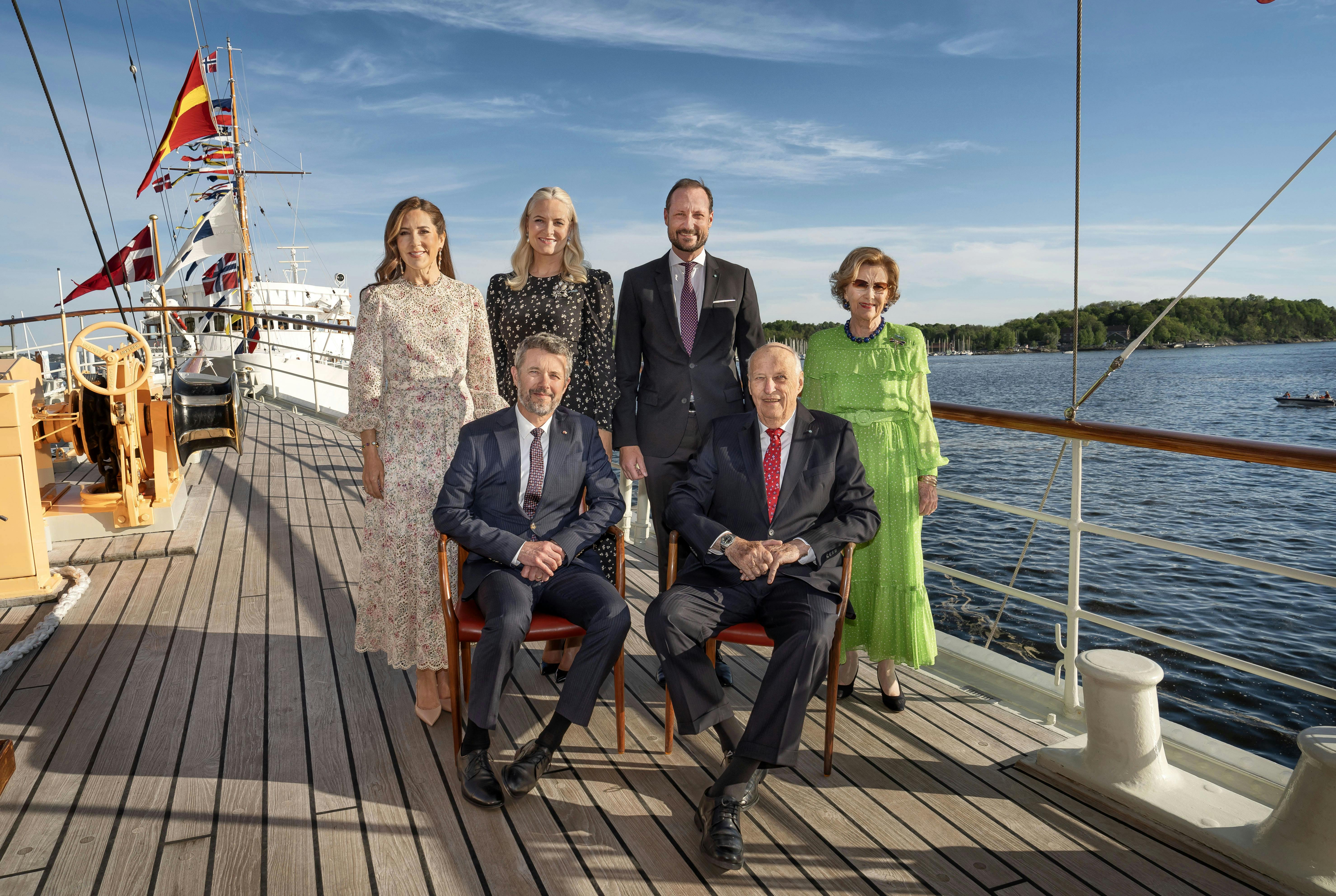 Dronning Mary, kronprinsesse Mette-Marit, kronprins Haakon, dronning Sonja og kong Frederik og kong Harald på Kongeskibet Dannebrog. 