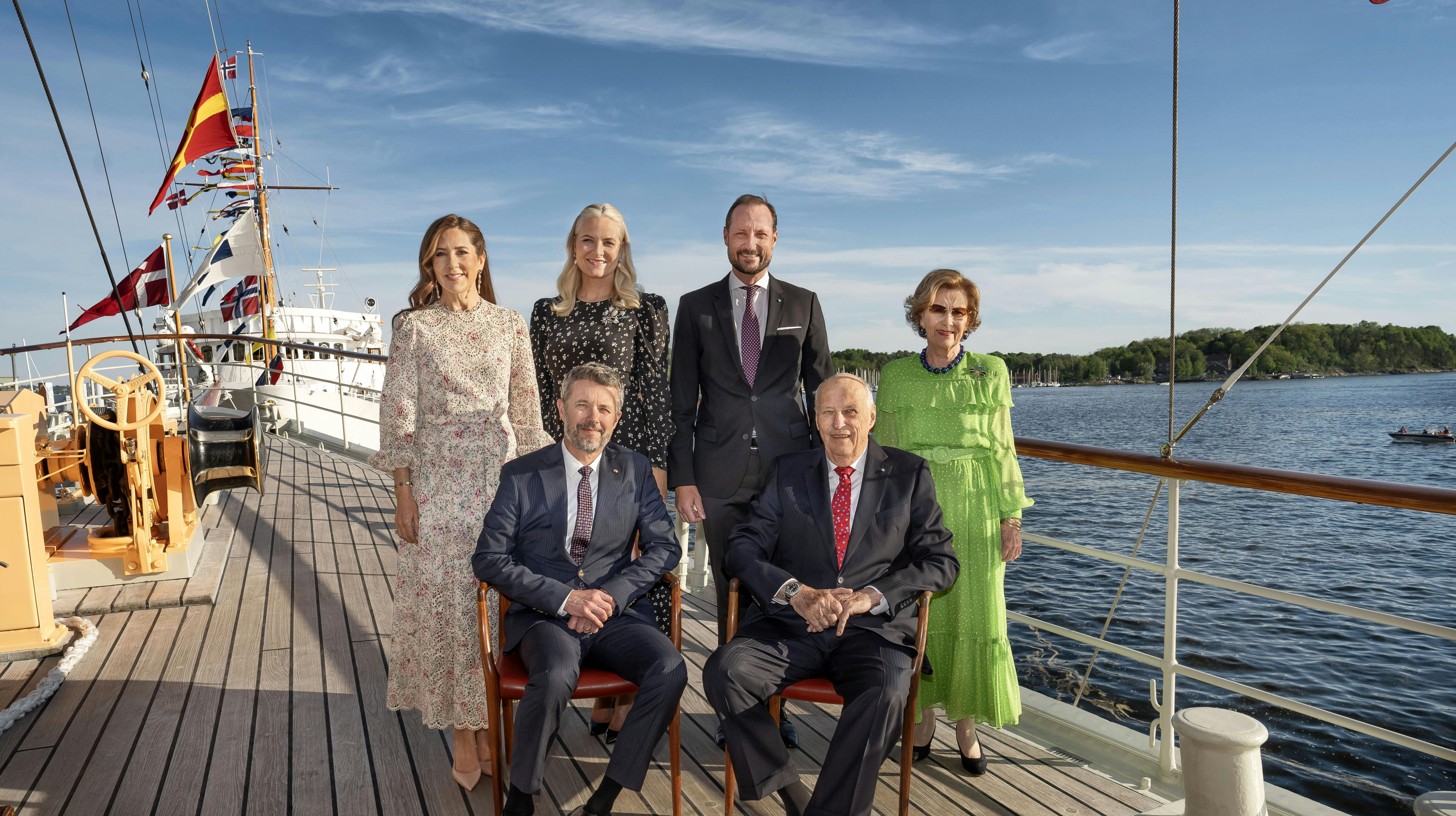 Dronning Mary, kronprinsesse Mette-Marit, kronprins Haakon, dronning Sonja og kong Frederik og kong Harald på Kongeskibet Dannebrog.