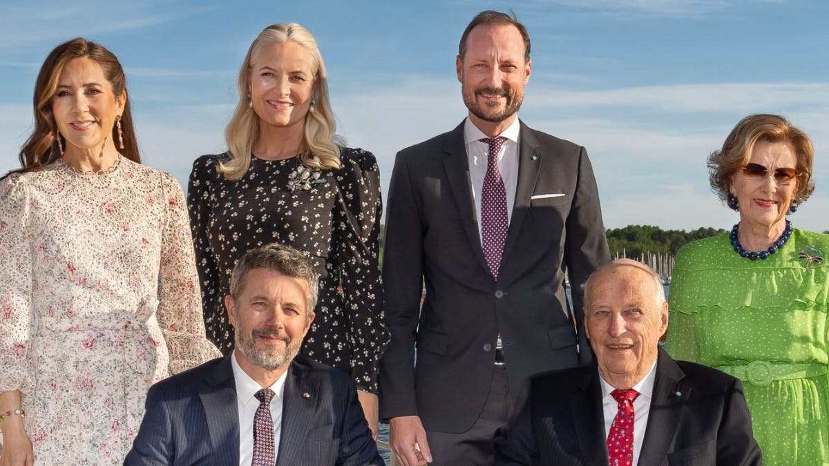 Dronning Mary, kronprinsesse Mette-Marit, kronprins Haakon, dronning Sonja og kong Frederik og kong Harald.