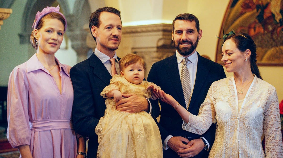 Lille prinsesse Marija ses i midten. Til venstre ses hendes mor, prinsesse Danica og hendes far, prins Filip. Til højre ses hendes to faddere, Nicholas Michael de Roumanie Medforth-Mills og hans hustru, Alina de Roumanie Medforth-Mills. 