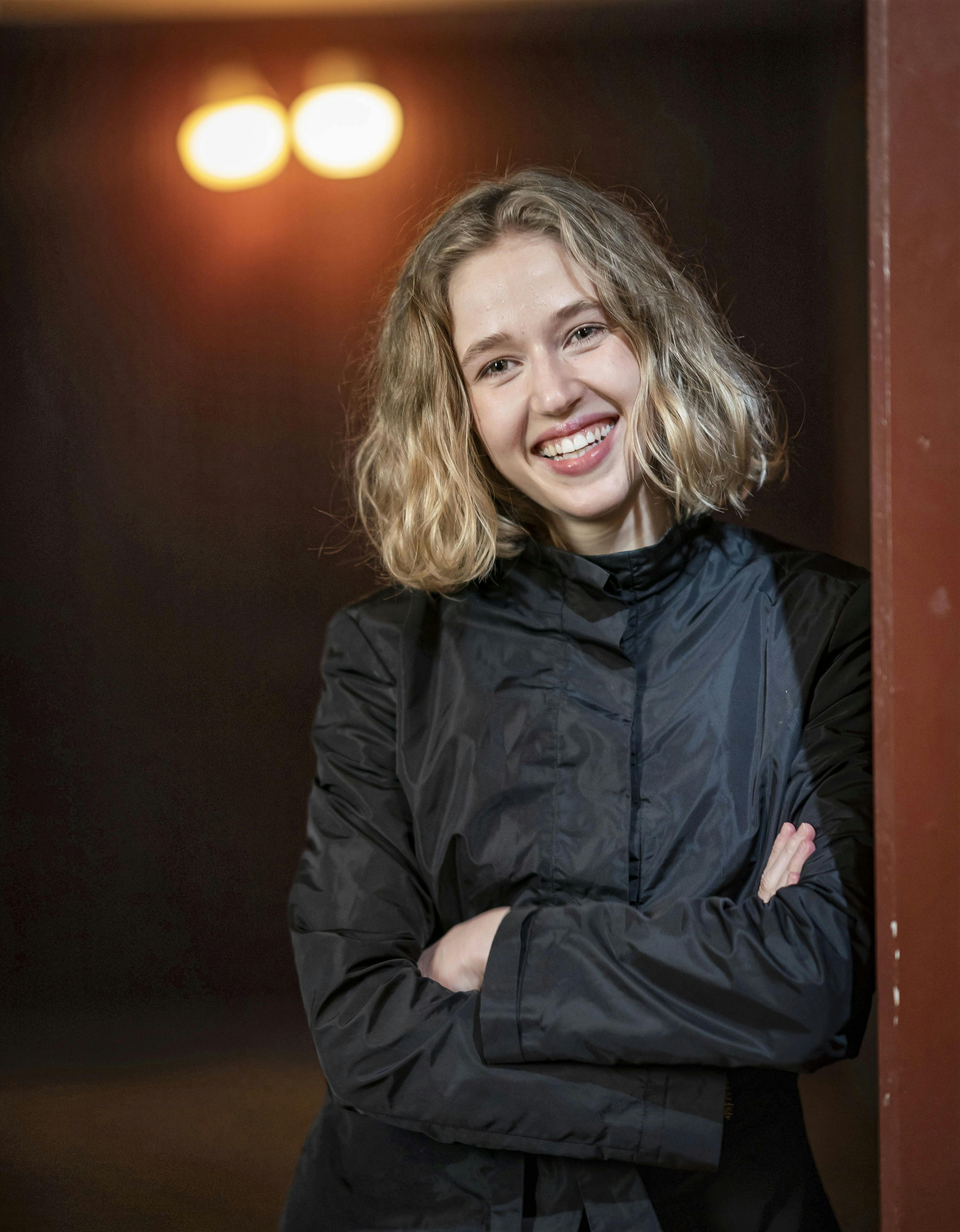 OPGAVE: Pressemøde på ”Dansegarderoben”.Deltagende skuespillere: Marie Bach Hansen (Sussie)Nanna Finding Koppel (Diana)Marie Reuther (Joy)Rebecca Rønde Kiilerich (Henny)Anders W. Berthelsen (Preben Kaas)Tue Lunding (Arne)Esben Dalgaard (Jørgen Ryg)Louise Mieritz (Tutter)Ditte Hansen (Kate)STED: Lille VegaJOURNALIST: Tanja Larsen og Luise Marie BekkerFOTOGRAF: Hanne Juul DATO: 20230126