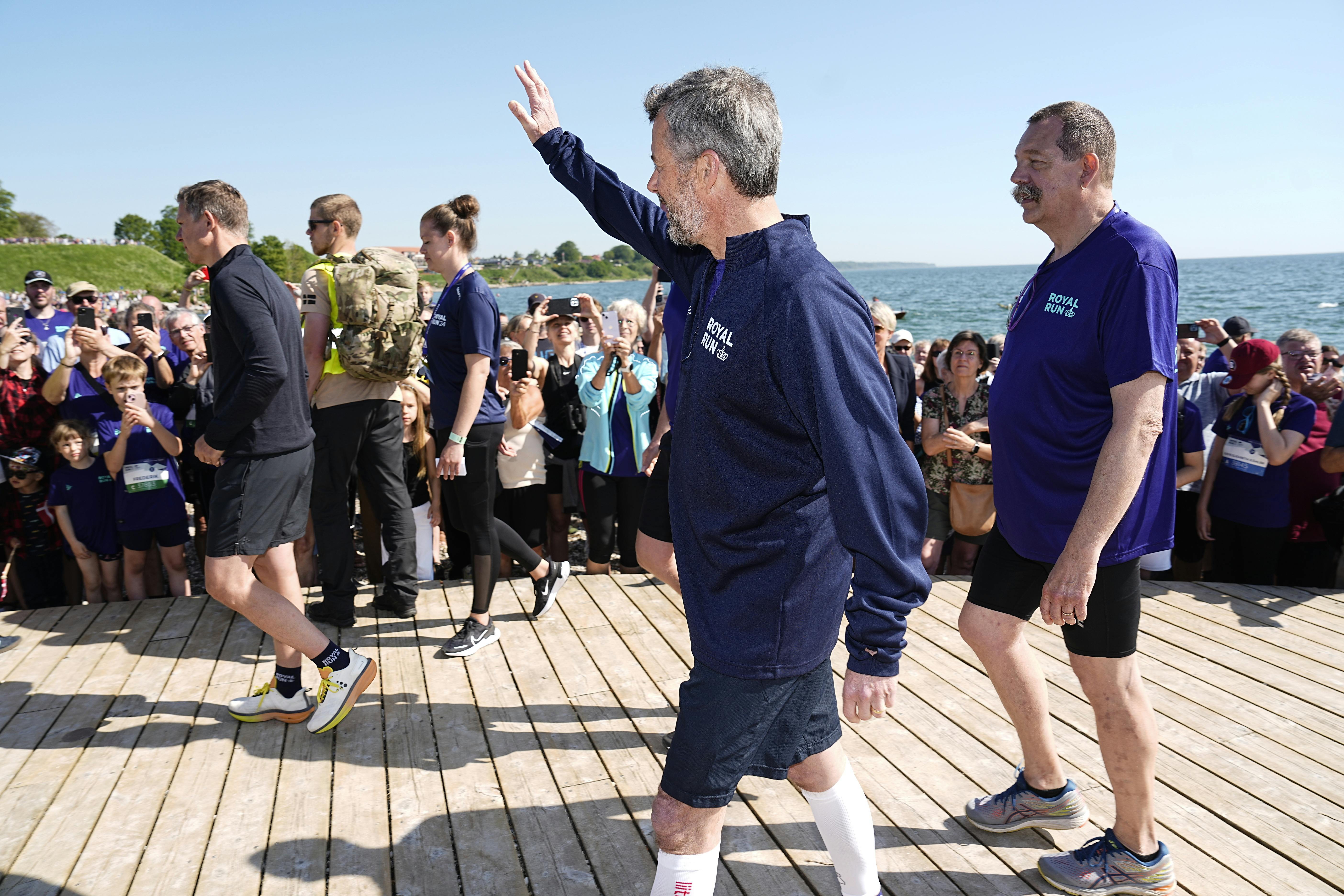 Kong Frederik X skyder Royal Run i gang og løber selv One Mile i Fredericia, mandag den 20. maj 2024. Royal Run er et årligt motionsløb, der finder sted i flere danske byer. Løbet blev første gang afholdt den 21. maj 2018 i anledning af kongens 50-års fødselsdag, og kongefamilien har deltaget i Royal Run lige siden. I 2024 er der på landsbasis 95.106 tilmeldte til motionsløbet som bliver afholdt for sjette gang.