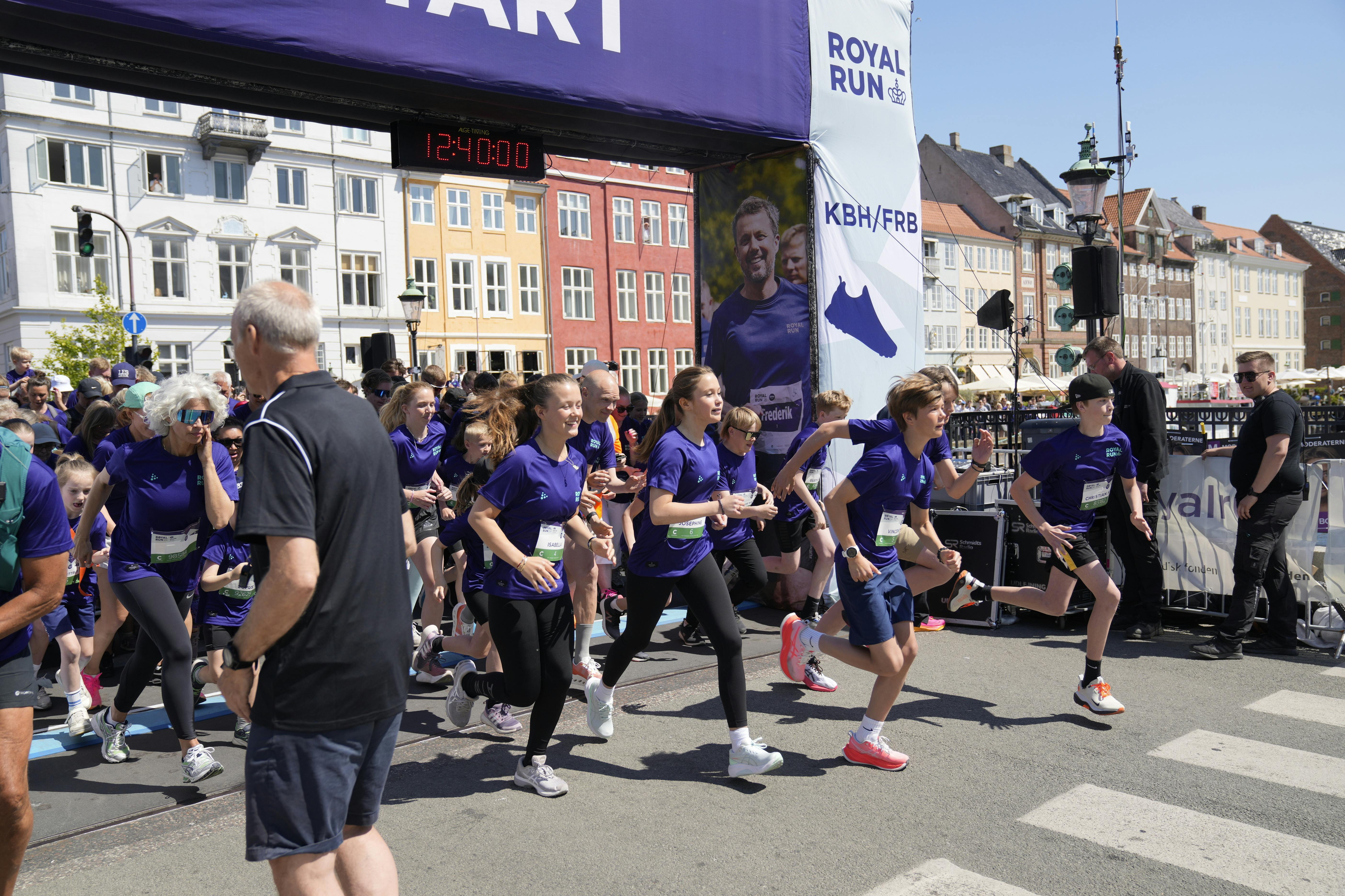 Prinsesse Isabella, prinsesse Josephine og prins Vincent løber One Mile Familie under Royal Run i København, mandag den 20. maj 2024. Royal Run er et årligt motionsløb, der finder sted i flere danske byer. Løbet blev første gang afholdt den 21. maj 2018 i anledning af kongens 50-års fødselsdag, og kongefamilien har deltaget i Royal Run lige siden. I 2024 er der på landsbasis 95.106 tilmeldte til motionsløbet som bliver afholdt for sjette gang.