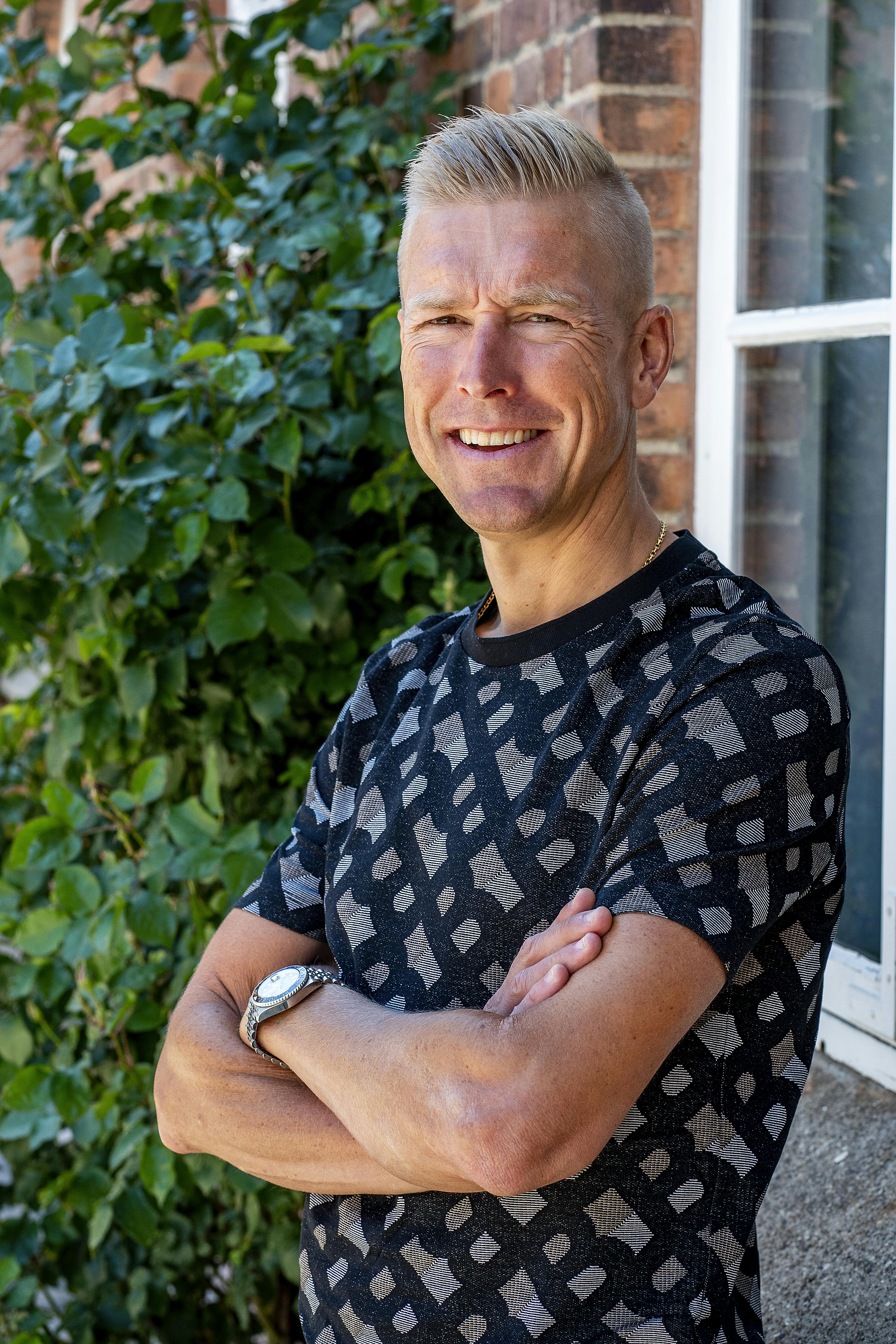 Interview med Lars Bak, der er tidligere cykelrytter, og som skal være med til igen i år at dække Tour de France for TV 2.   Sted: Kvægtorvet i Odense