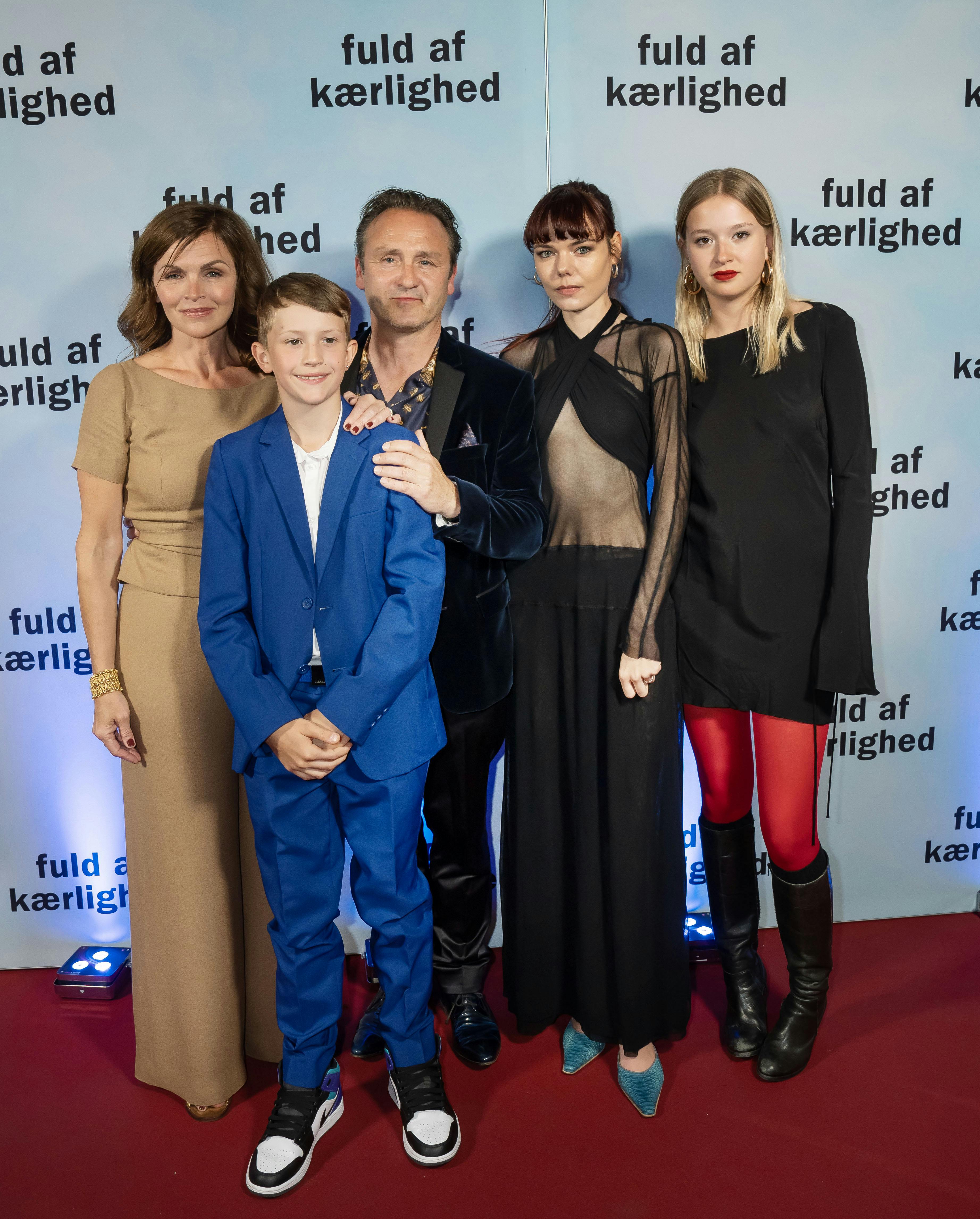 OPGAVE: Premiere på “ Fuld af kærlighed”STED: PaladsJOURNALIST: Helle Skram de Fries og Tanja LarsenFOTOGRAF: © Hanne Juul/ Aller Foto & VideoDATO: 20240521