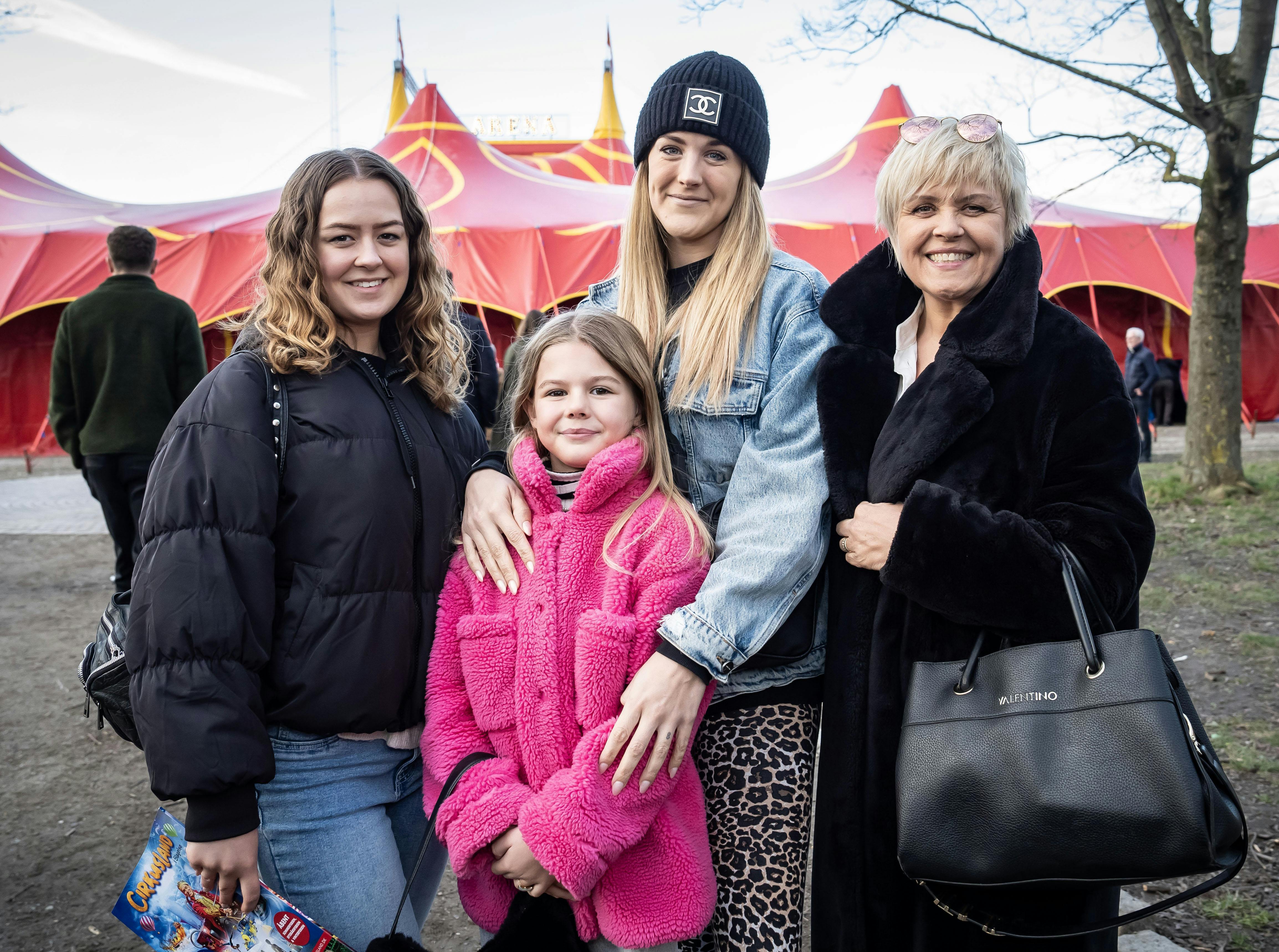 OPGAVE: Premiere på Cirkus Arena STED: BellahøjJOURNALIST: Jan Körner og Laura Dalgård HansenFOTOGRAF: Hanne JuulDATO: 202403025