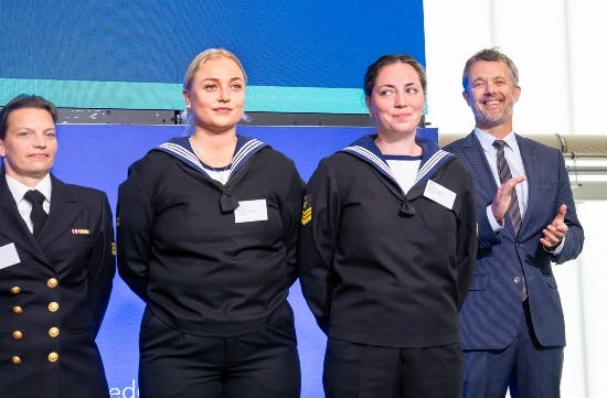 Kong Frederik og besætningsmedlemmer
