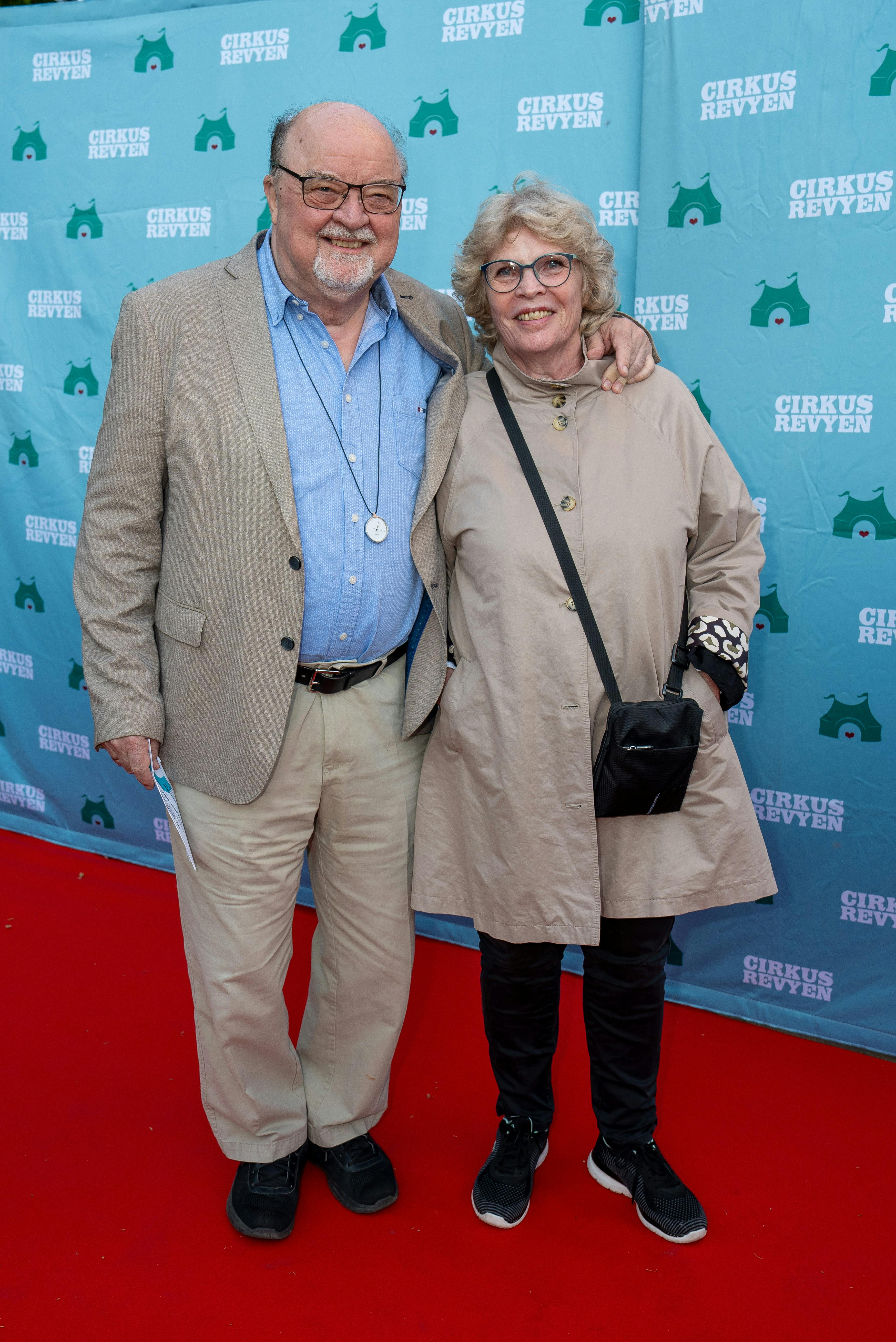 Blot en uge inden premieren på Bakkens Hvile var Flemming Jensen og Birte til premieren på Cirkusrevyen på Bakken.