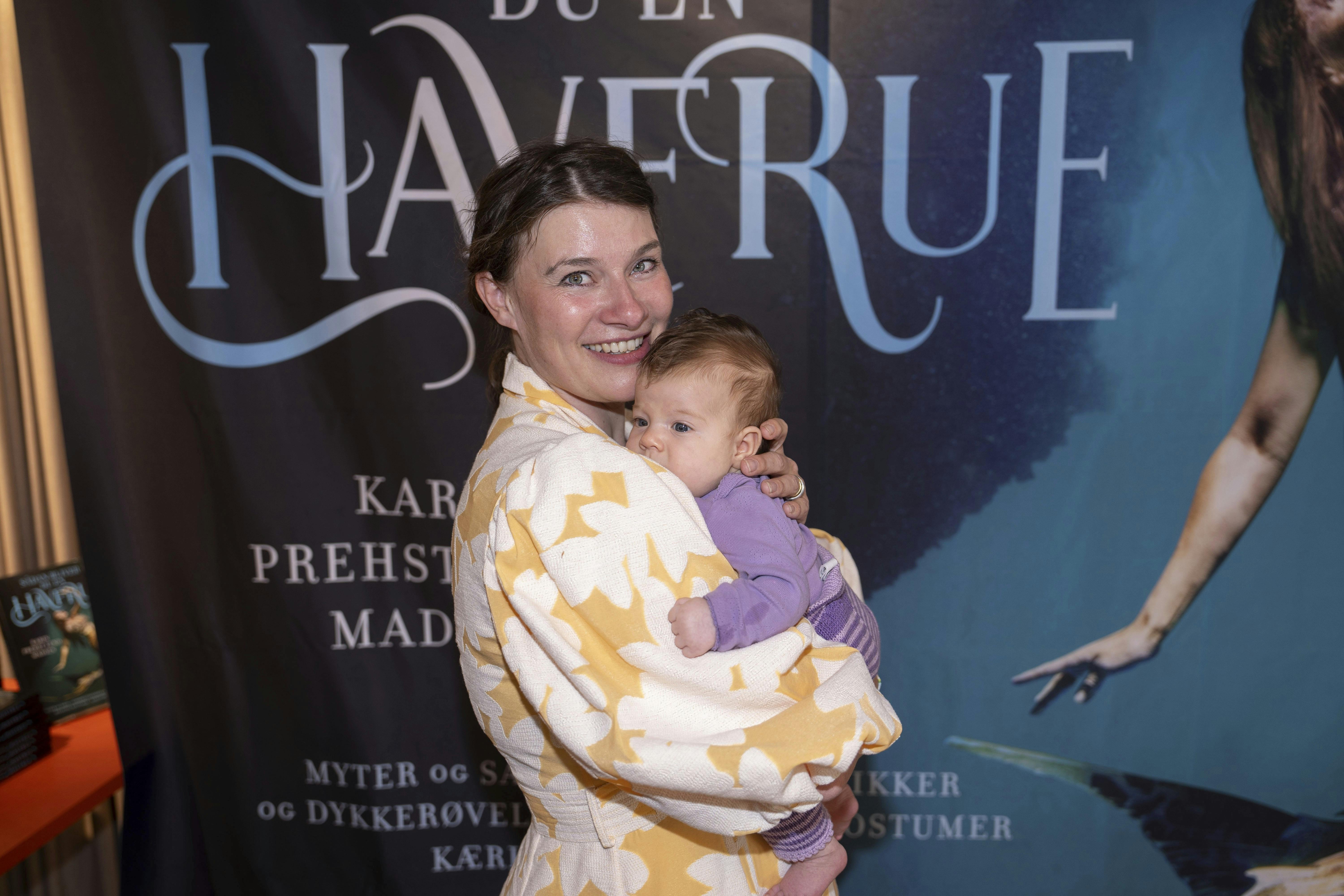 Opgave: Reception på børnebogen ”Sådan bliver du en havfrue”, der er skrevet af Karin Prehst Lund Madsen. Tid og sted: Klokken 16-17. Hos Gyldendal, på hjørnet af Klareboderne og Pilestræde, 1150 København K Fotos: Familie og kendte gæster Journalist: Laura Hansen, 61765109