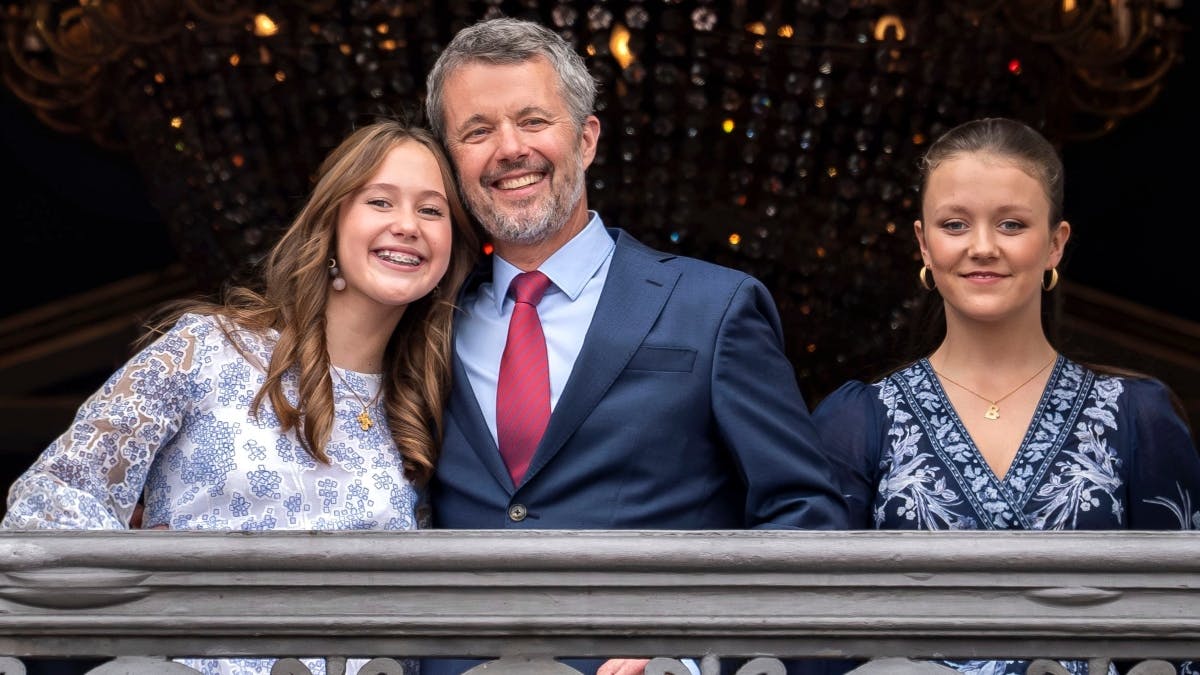 Kong Frederik med sine to døtre, prinsesse Josephine, 13, og prinsesse Isabella, 17.&nbsp;