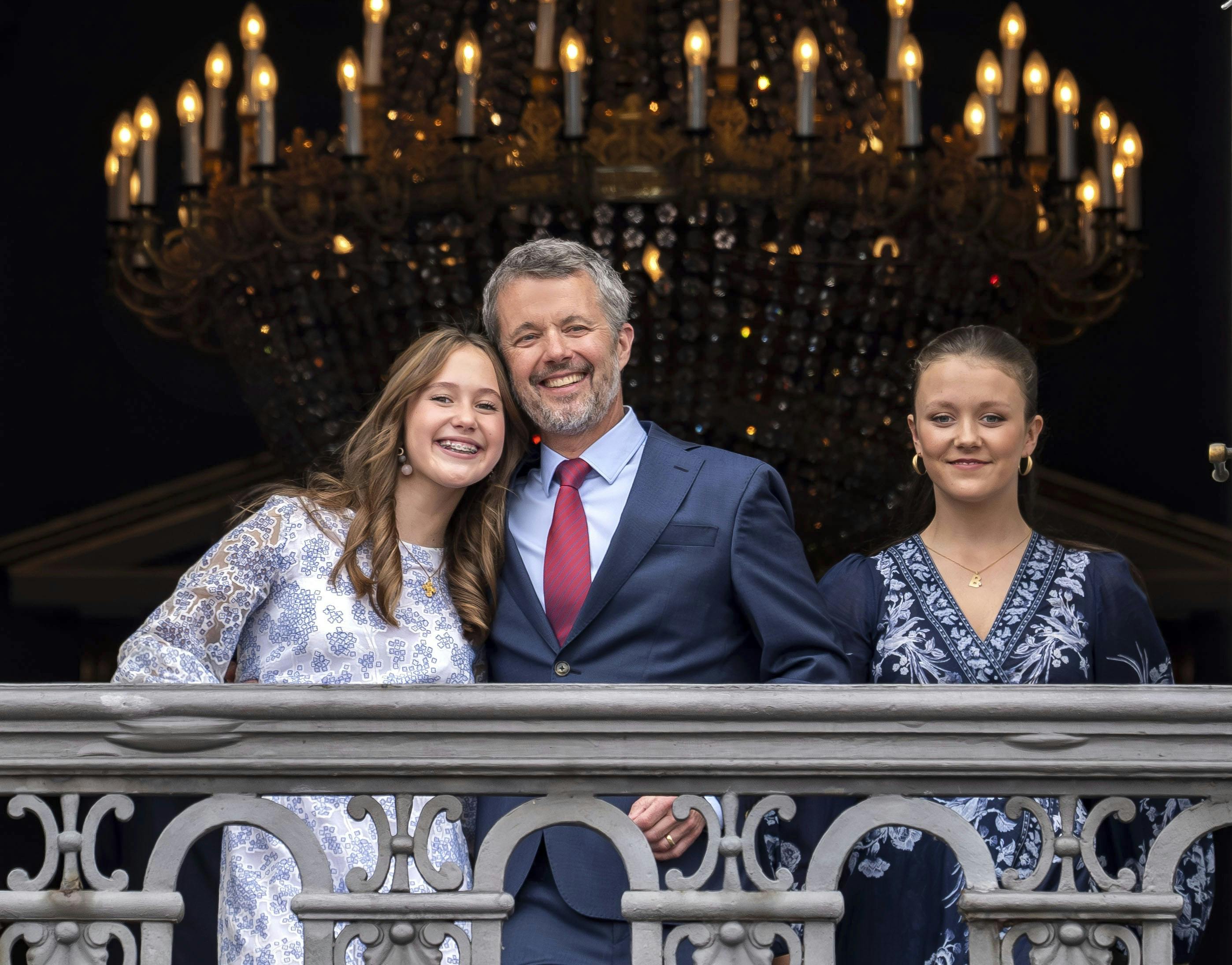 OPGAVE: Kong Frederiks fødselsdag.Kong Frederik hyldes på balkonen i anledning af hans 56 års fødselsdag - her sammen med prinsesse Josephine og prinsesse IsabellaSTED:  AmalienborgJOURNALIST: Ulrik Ulriksen og Marianne SingerFOTOGRAF: © Hanne Juul/ Aller Foto & VideoDATO: 20240526