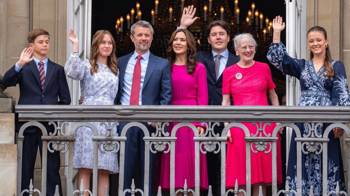 Prins Vincent, prinsesse Josephine, kong Frederk, dronning Mary, kronprins Christian, dronning Margrethe og prinsesse Isabella