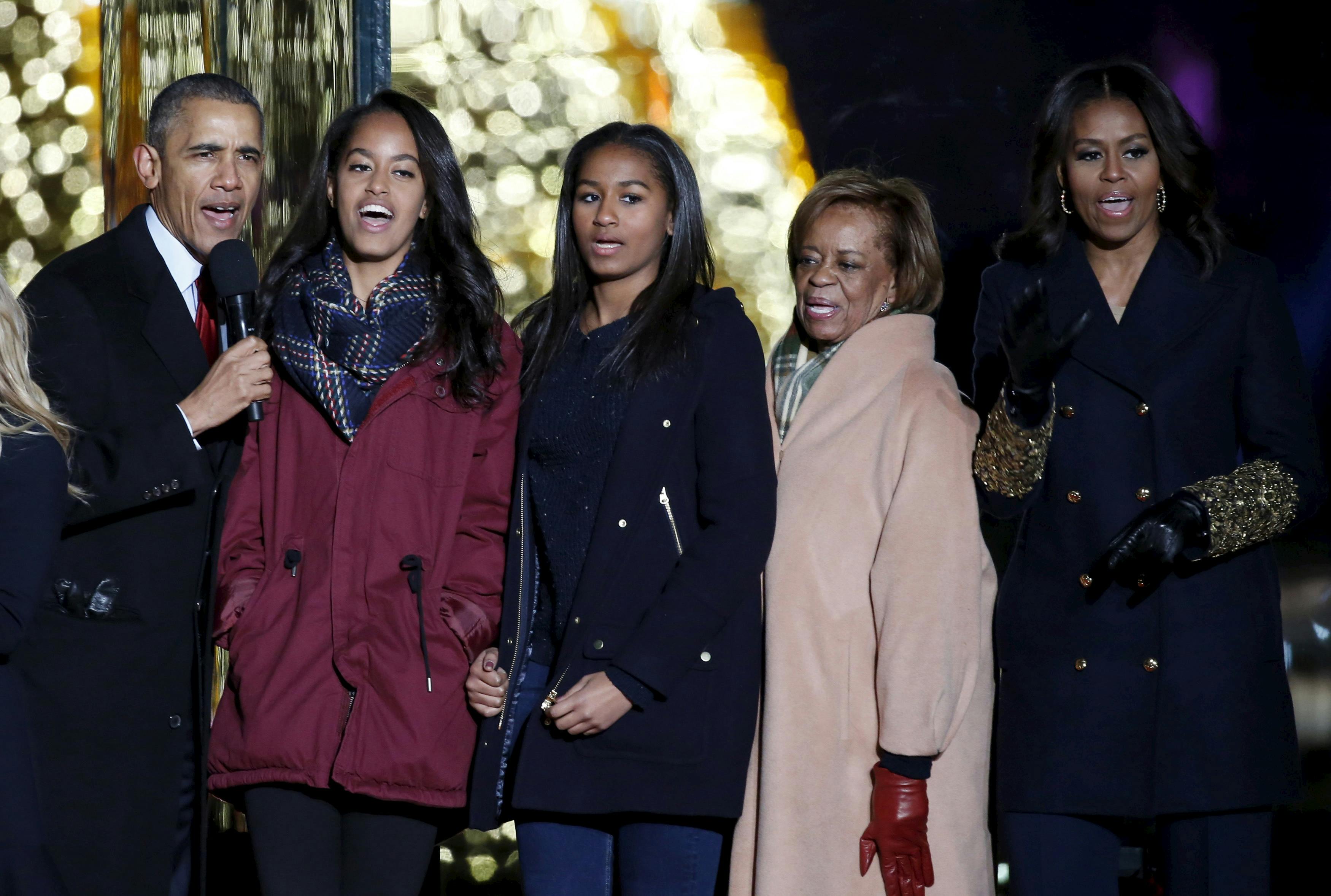 Barack Obama, Michelle Obama, deres døtre, Malia og Sasha, samt Marian Robinson. Her tænder de juletræet i Washington sammen.