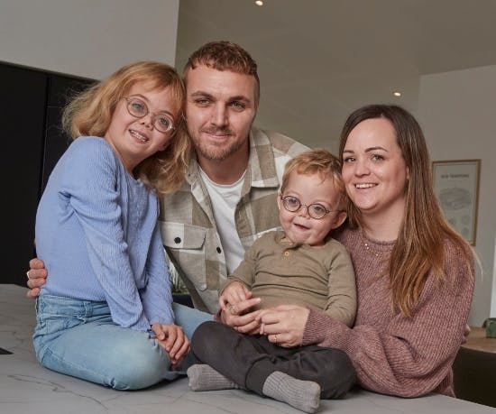 Nalina og Noor med deres forældre Karina og Kasper.