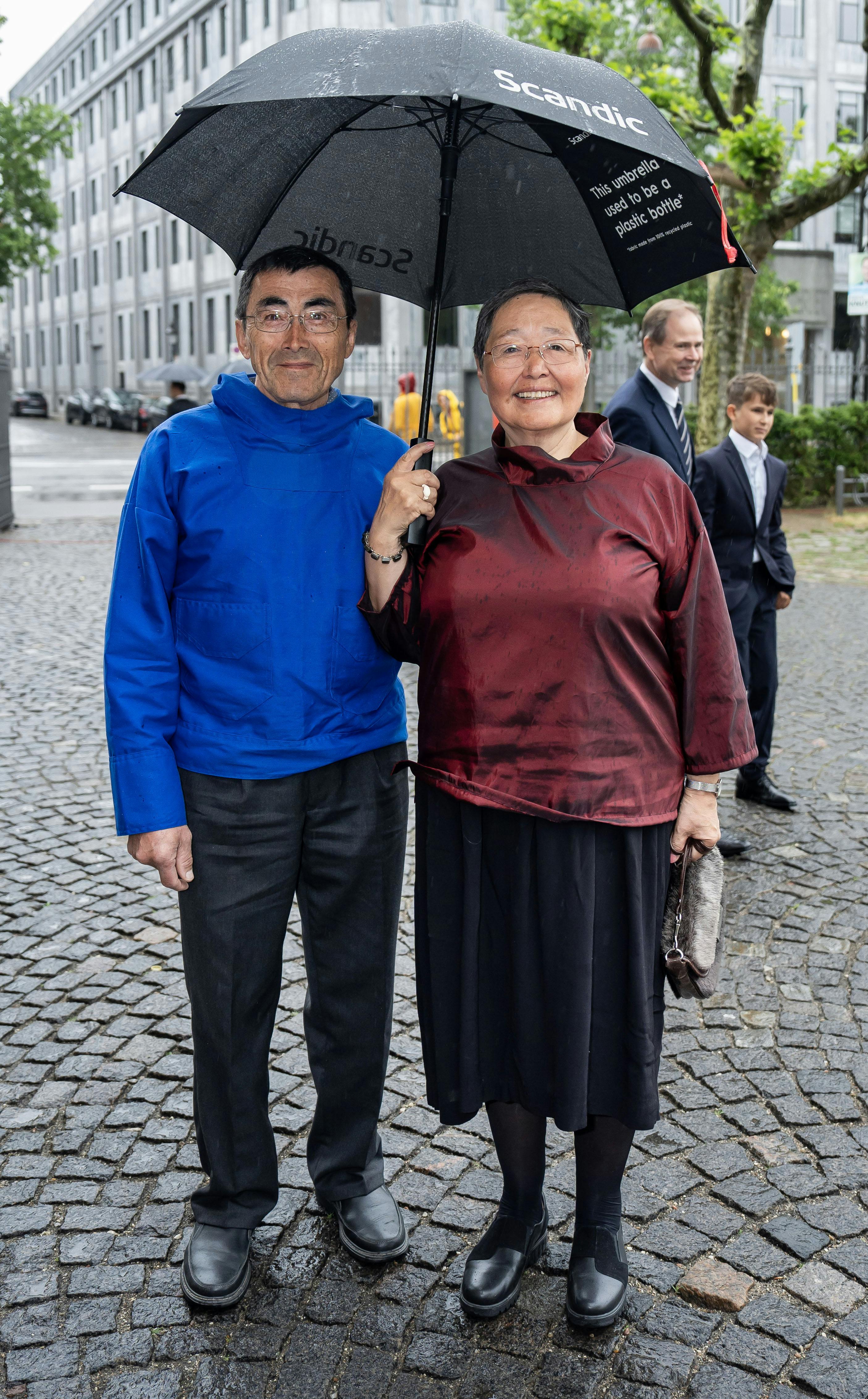 OPGAVE: Kongeparret, H.M. Dronning Margrethe og H.K.H. Prinsesse Benedikte deltager i markering af 175-året for Grundloven.Her ankommer de til Festgudstjeneste i Holmens KirkeSTED: Holmens KirkeJOURNALIST: Marianne SingerFOTOGRAF: © Hanne Juul/ Aller Foto & VideoDATO: 20240605