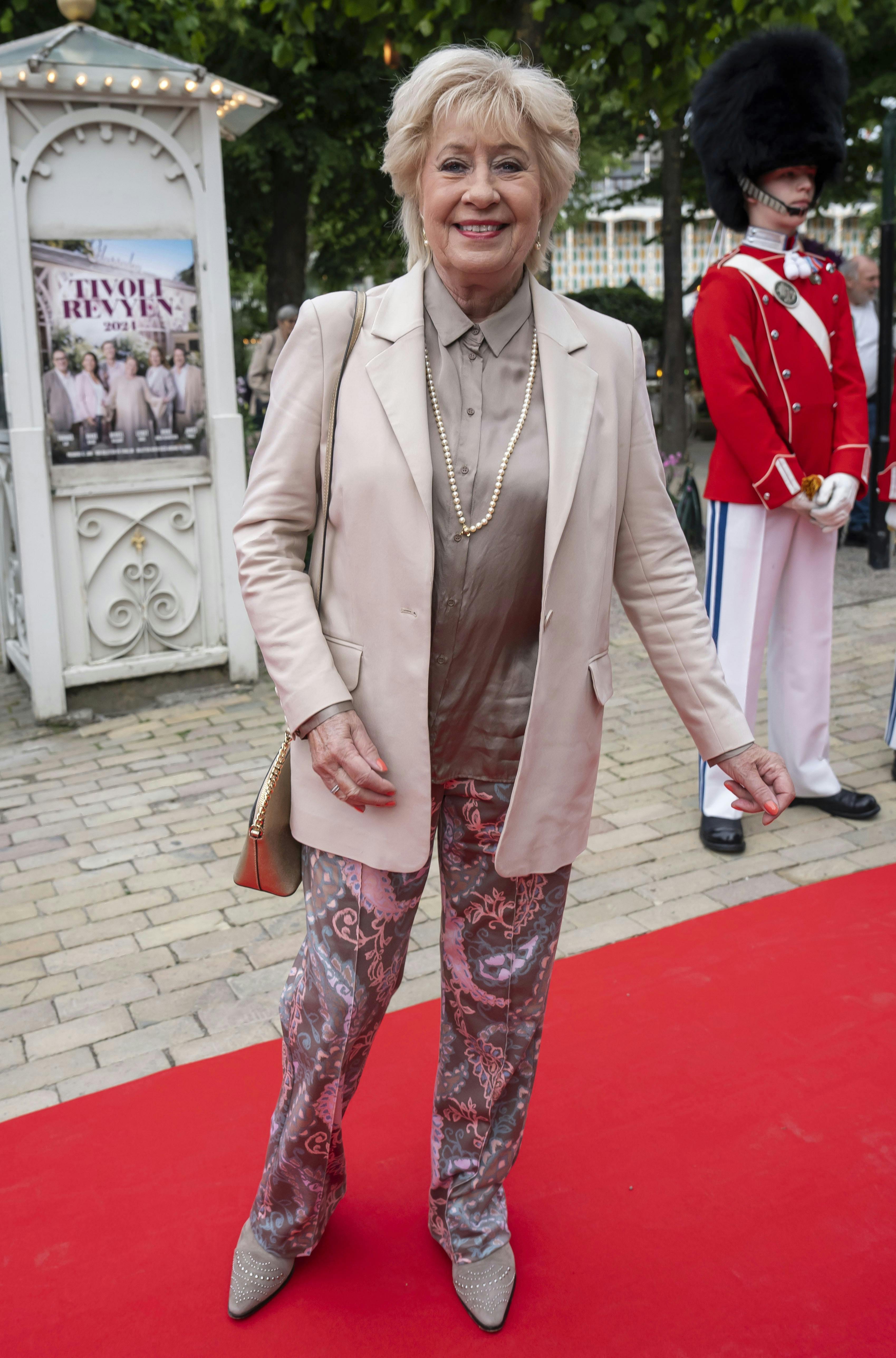 OPGAVE: Premiere på TivolirevyenSTED: TivoliJOURNALIST: Majken Munk og Camilla Maria JohansenFOTOGRAF: © Hanne Juul/ Aller Foto & VideoDATO: 20240607