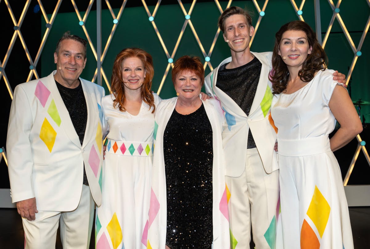 Thomas Eje, Rikke Bilde, Lisbet Dahl, Mikkel Becker Hilgart og Rikke Buch Bendtsen efter en veloverstået premiere på Tivolirevyen.&nbsp;