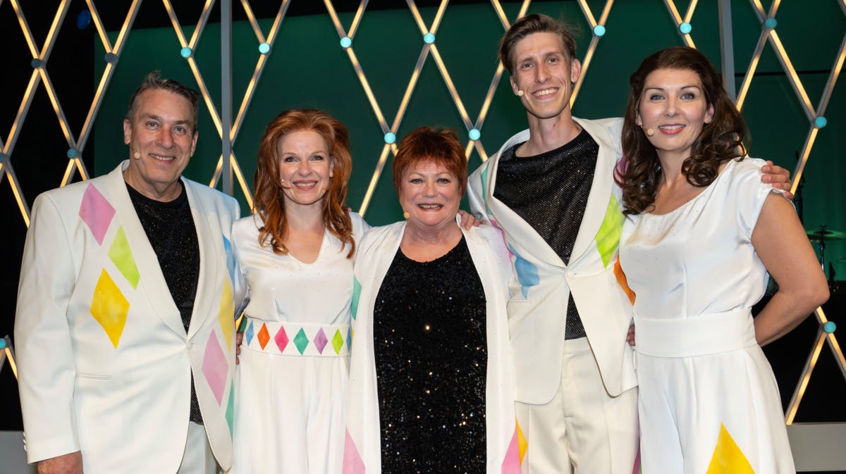 Thomas Eje, Rikke Bilde, Lisbet Dahl, Mikkel Becker Hilgart og Rikke Buch Bendtsen efter en veloverstået premiere på Tivolirevyen. 