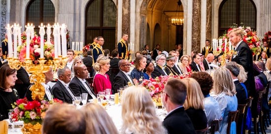 Kong Willem-Alexander og dronning Maxima holder diplomatmiddag.