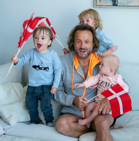 Dennis Knudsen på sin 60 års fødselsdag med sine tre børn.