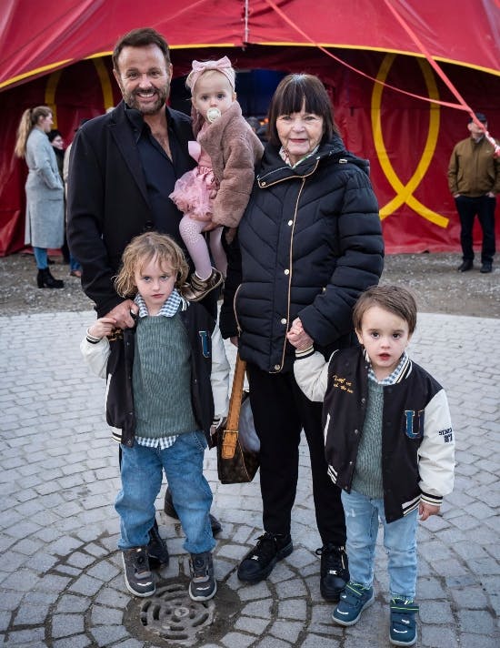 Dennis Knudsen med børn og farmor Mona.