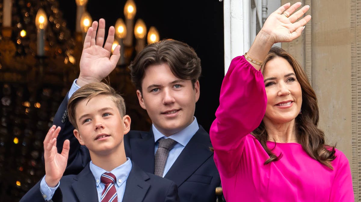 Kronprins Christian med lillebror, prins Vincent, og mor, dronning Mary.