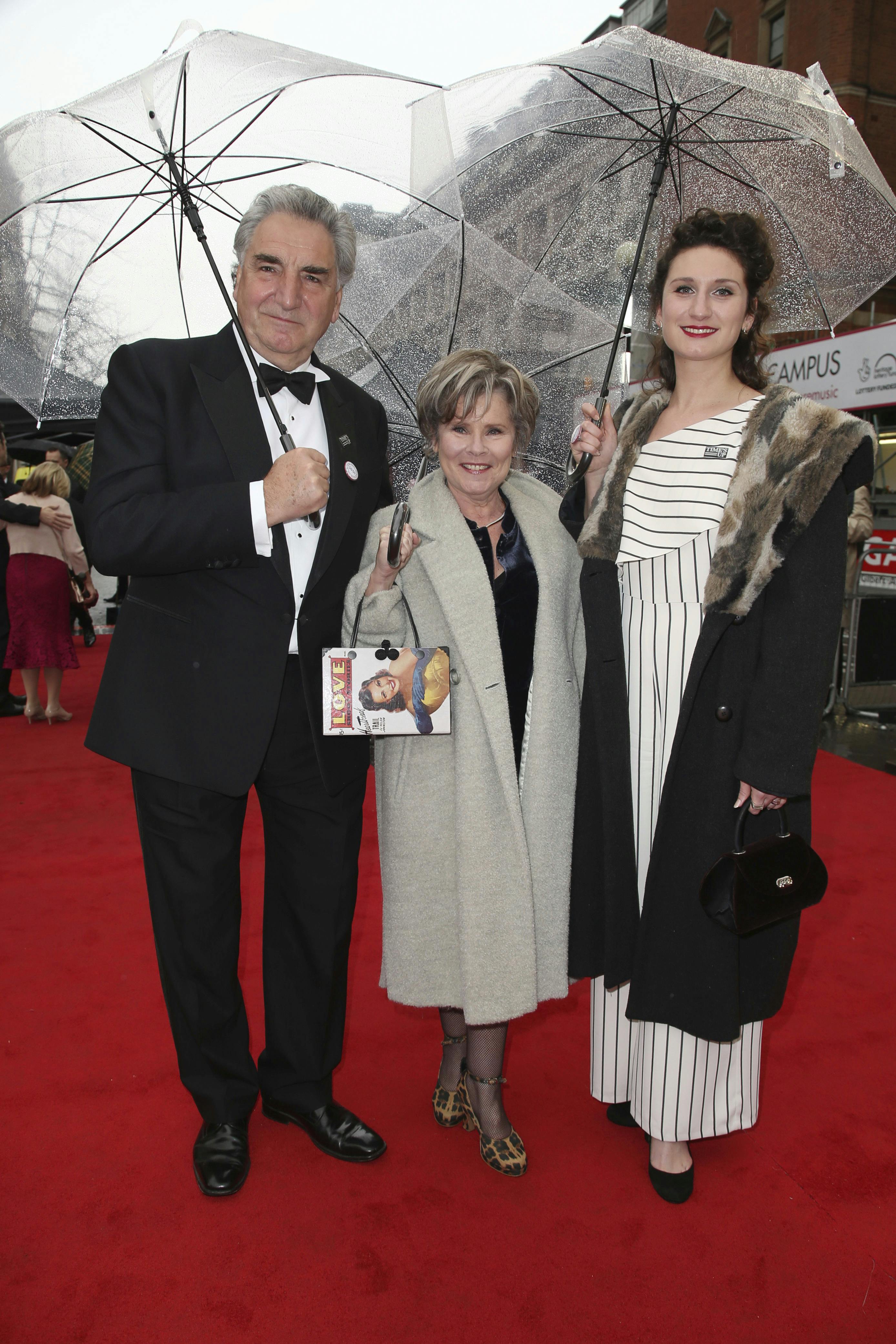 Jim Carter, Imelda Staunton og Bessie Carter.