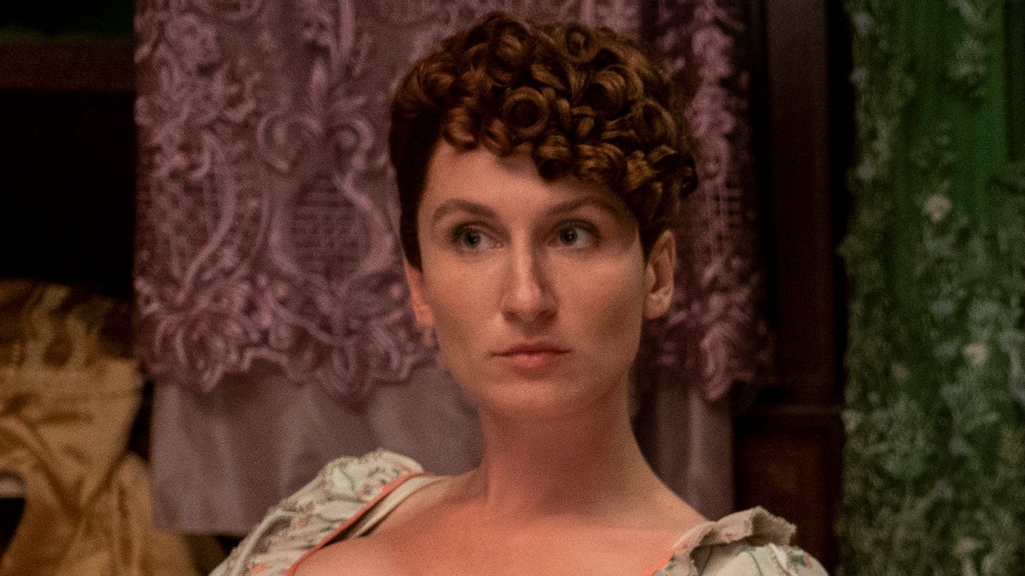 Bessie Carter som Prudence Featherington.