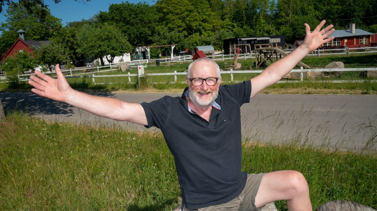 Peter Aalbæk viser frem i sin landsby Lillesyd