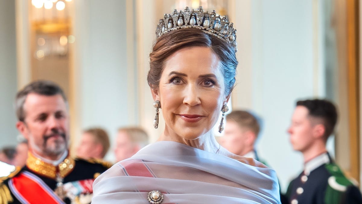 Dronning Mary bar ved gallamiddagen under det norske statsbesøg i maj det fornemme diadem, Perlepoirediademet, fra Det Danske Kongehus’ Løsørefideikommis. Kronjuvelerne må ikke tages ud af landet.&nbsp;