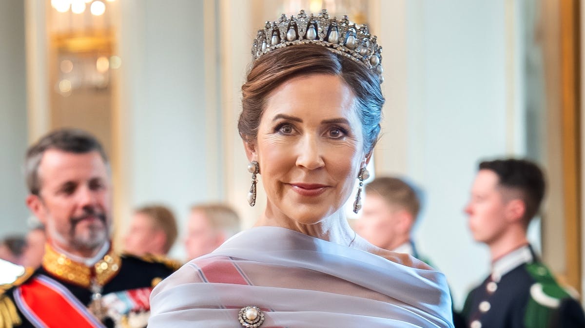 Dronning Mary bar ved gallamiddagen under det norske statsbesøg i maj det fornemme diadem, Perlepoirediademet, fra Det Danske Kongehus’ Løsørefideikommis. Kronjuvelerne må ikke tages ud af landet. 
