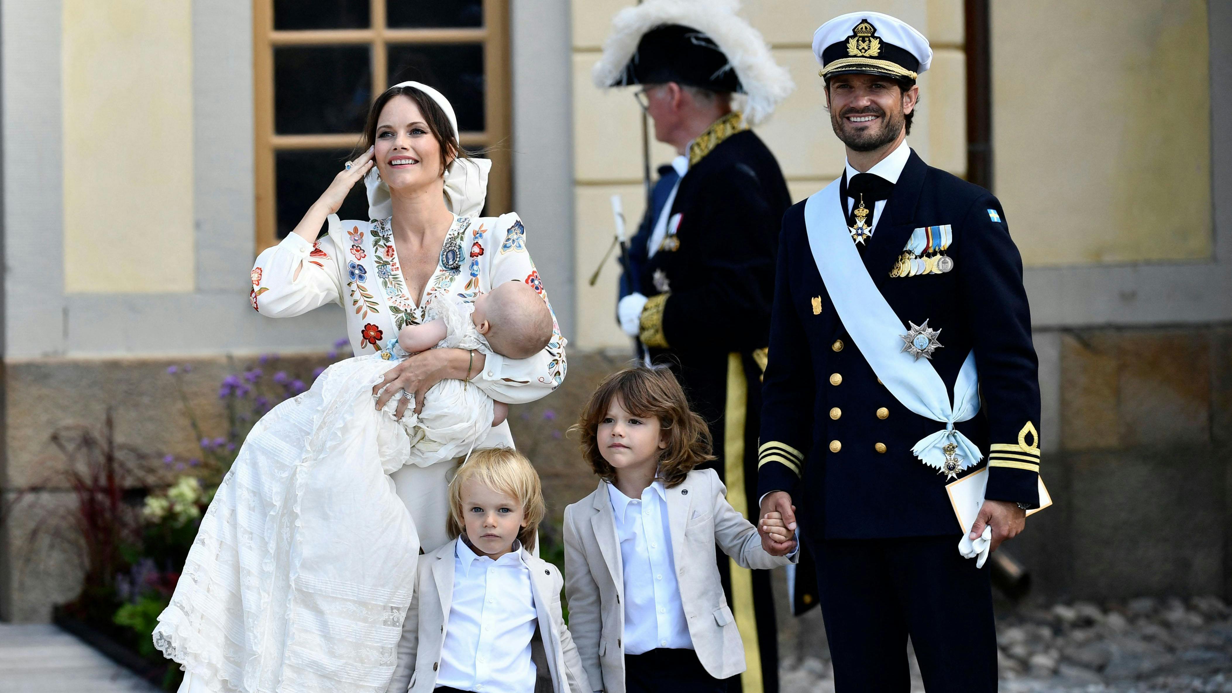 Prinsesse Sofia med prins Julian i armene, prins Gabriel, prins Alexander og prins Carl Philip.&nbsp;