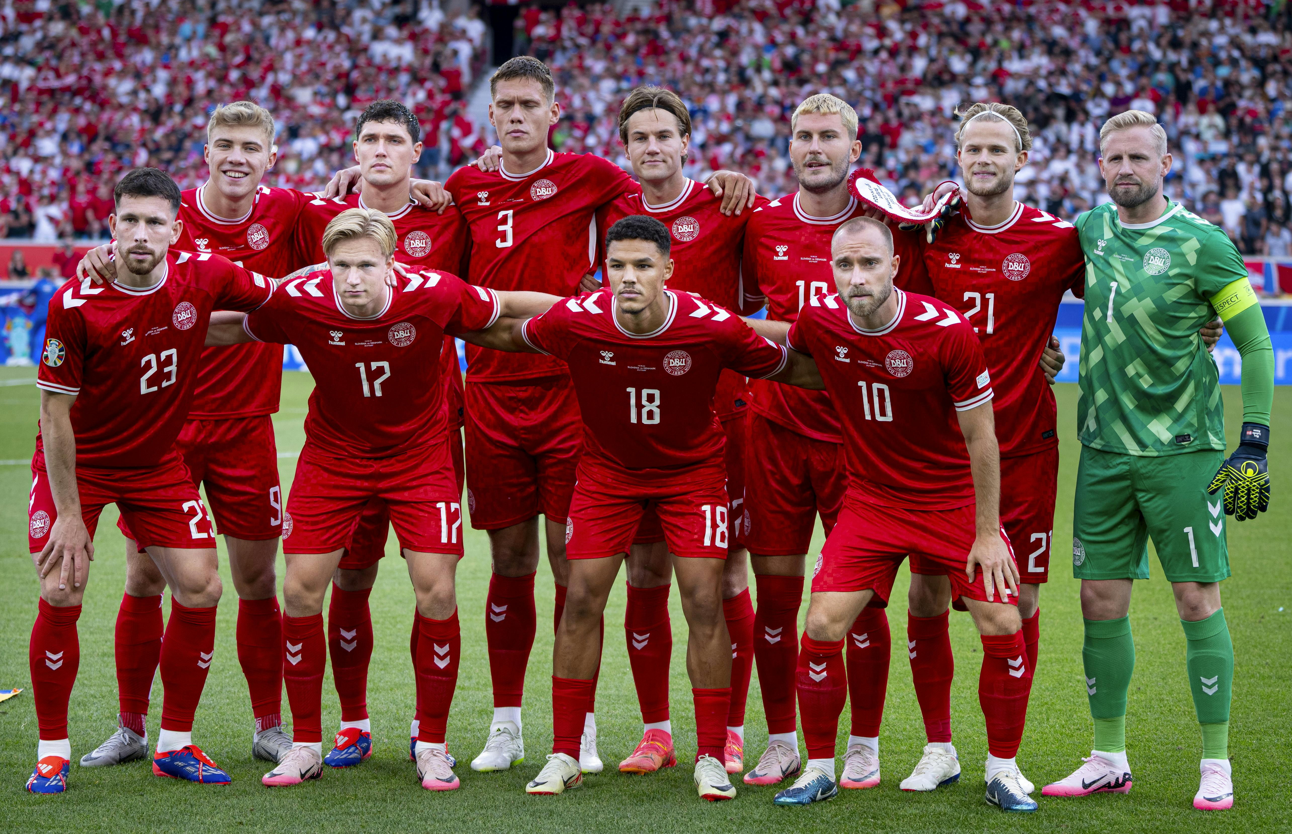 Den danske startopstilling under EM-kampen i gruppe C mellem Danmark og Slovenien på Stuttgart Arena i Tyskland søndag den 16. juni 2024.