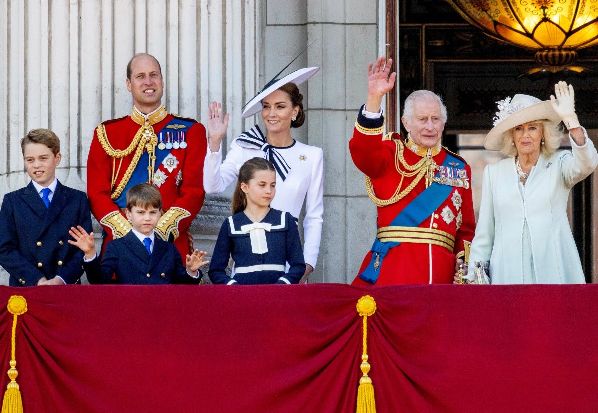 Den britiske kongefamilie på balkonen under Trooping the Colour