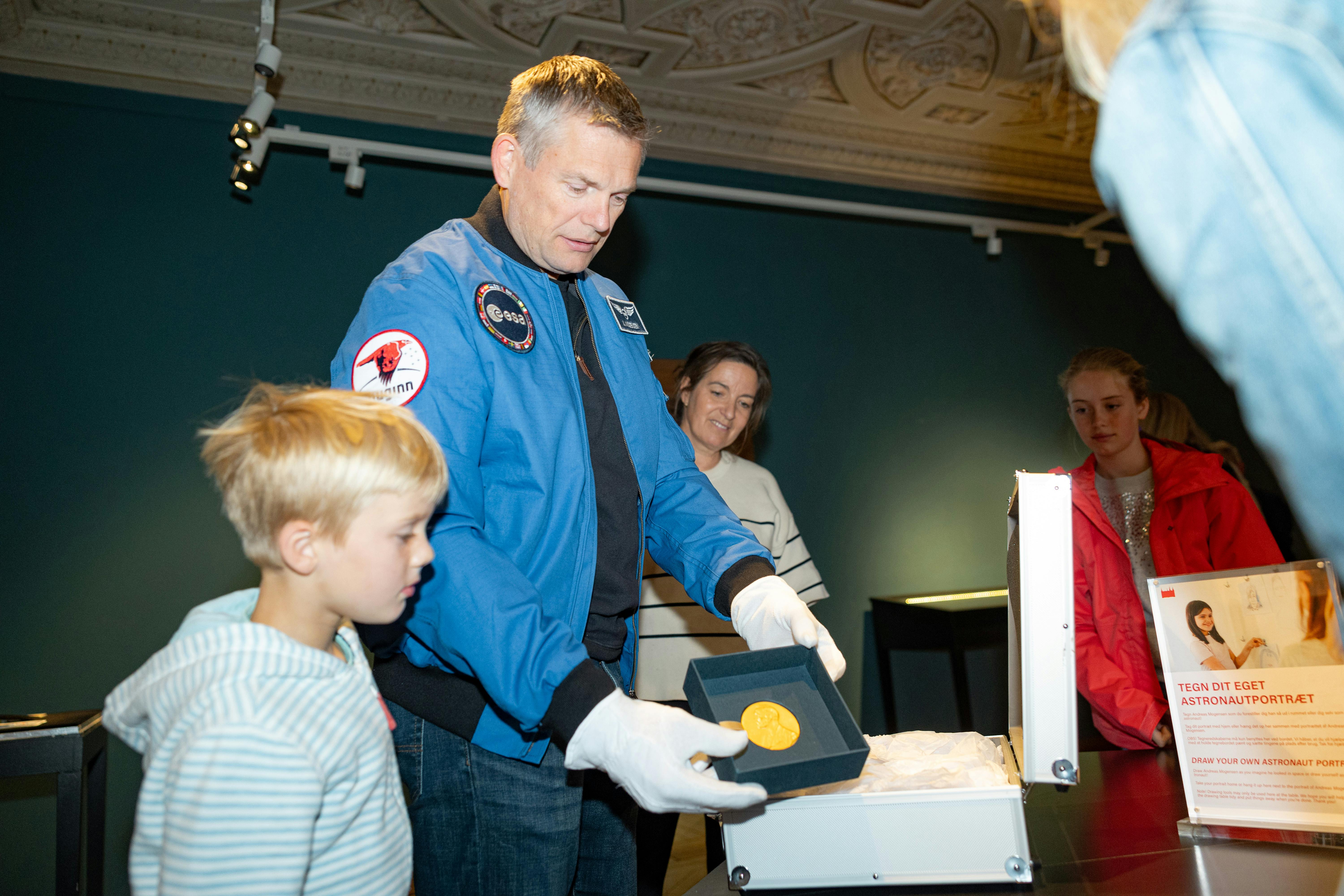 Andreas Mogensen besøger Frederiksborg Slot med sin familie, hvor de sammen ser astronautportrættet