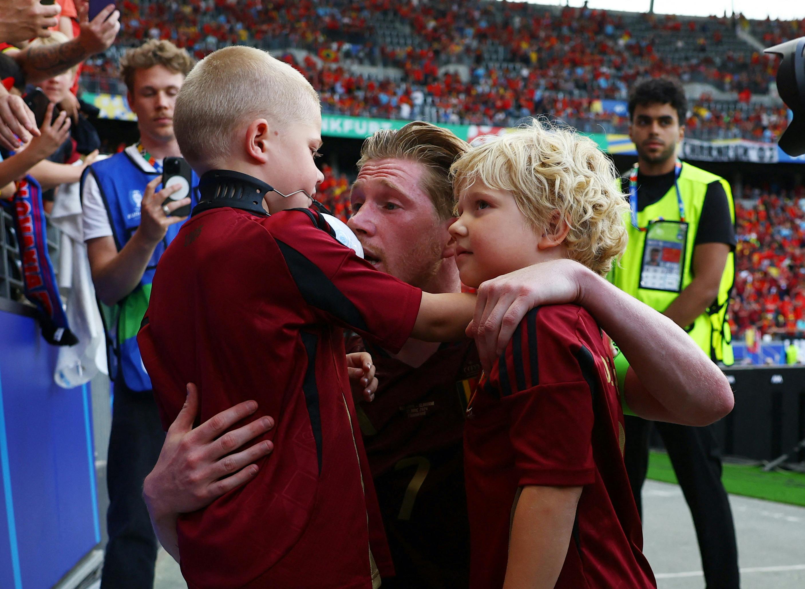 Kevin De Bruyne med børnene.