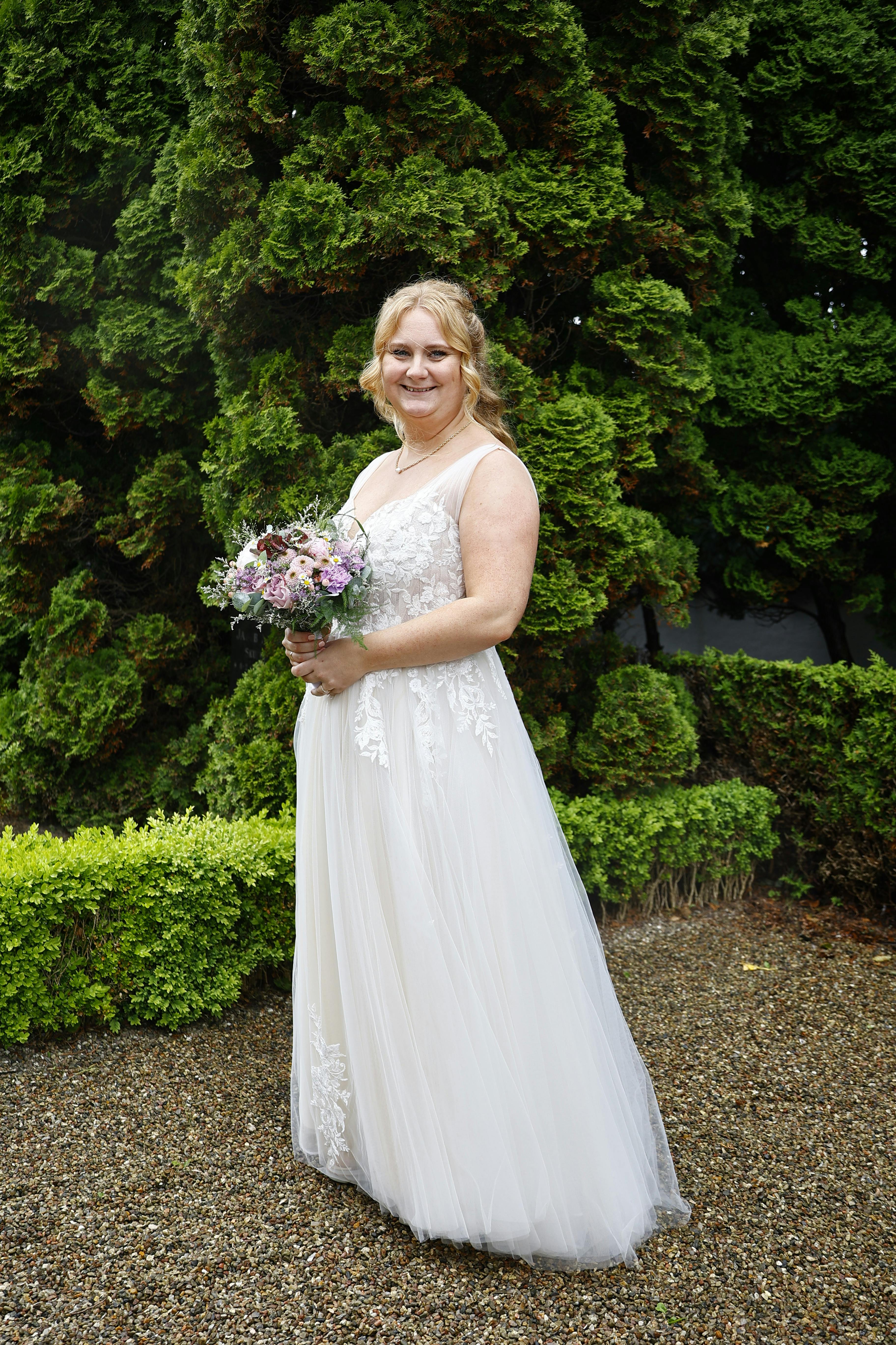 Opgave: Claus Simonsen og Nicoline Knudsen fra Landmand søger kærlighed skal giftes. Der kommer ikke andet presse.Tid og sted: Klokken 13 i Teestrup Kirke. Teestrup Bygade 24B, 4690 Haslev