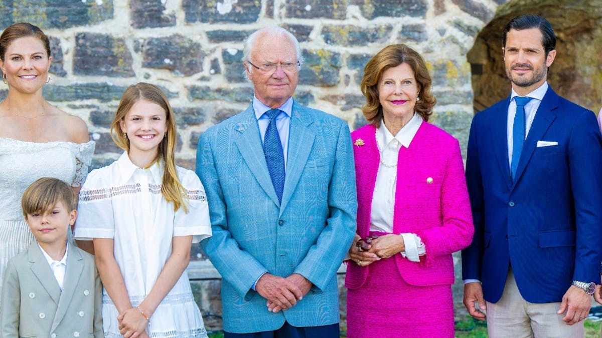 Kong Carl Gustaf og dronning Silvia omgivet af familien