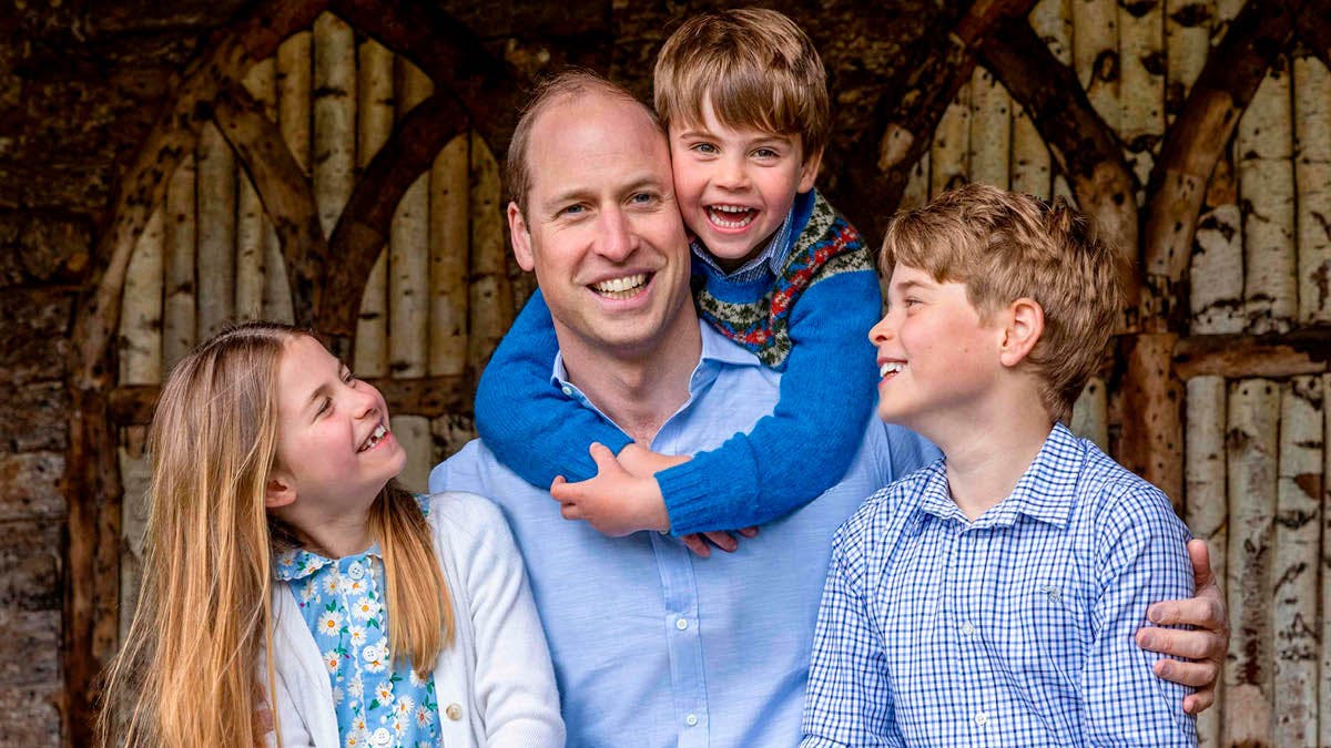 Prins William med børnene. Dette billede blev delt i anledning af Fars dag 2023. 